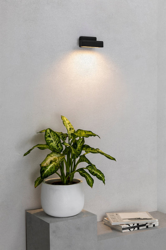 Aplique de pared BALIC negro FARO 70294 en ambiente exterior de jardín o terraza, luminaria LED de aluminio IP65 para fachadas y luminaria de pared exterior.