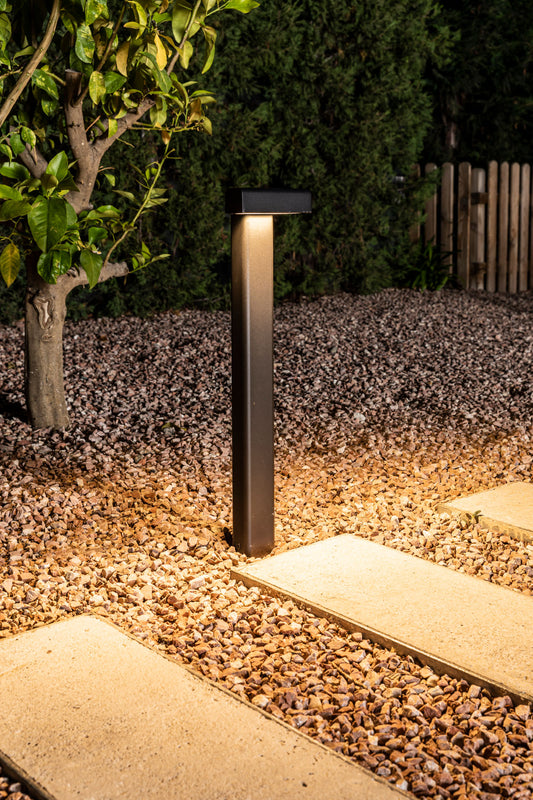 Baliza arquitectónica BALIC negra IP65 faro 70295 en ambiente exterior, luminaria de superficie en aluminio y cristal para jardín, terraza e iluminación de caminos