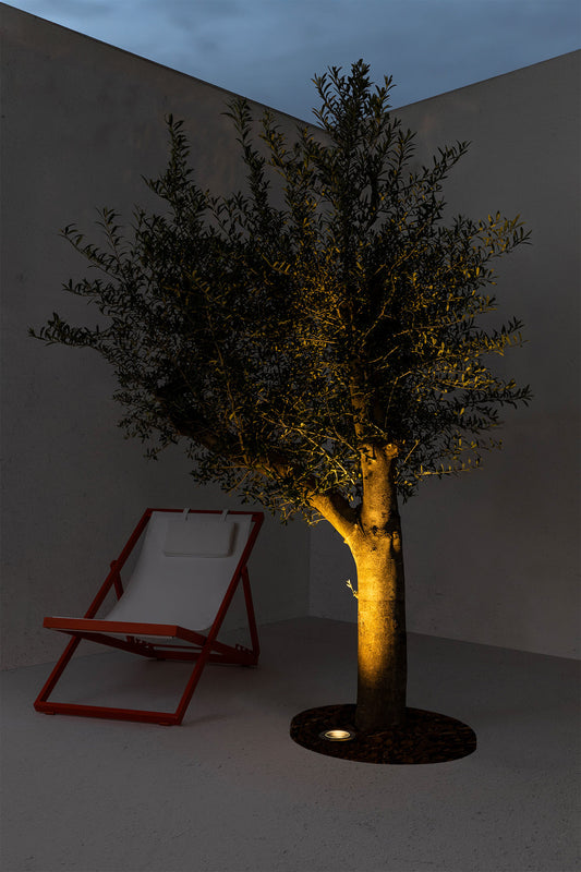 Imagen ambiente de Empotrable LED GEISER 130 38º Orientable Gris FARO 70303 en jardín exterior, fabricado en acero inoxidable 316L, IP67 impermeable y anti-glare para iluminación de suelo