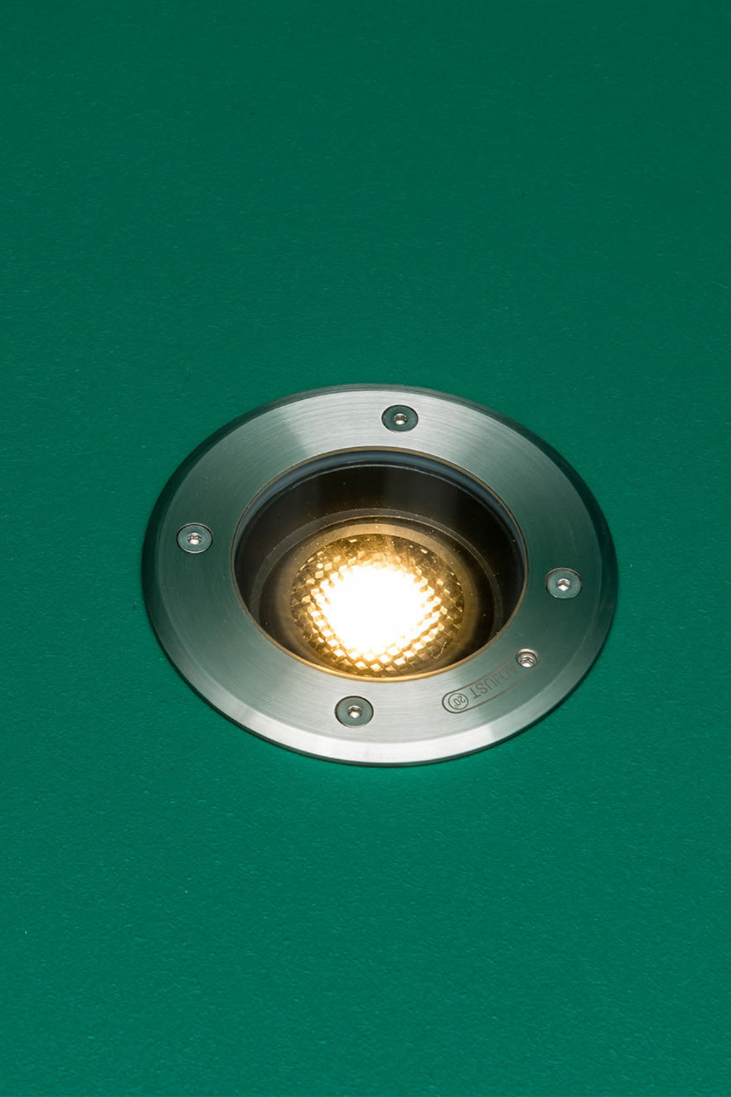 Imagen ambiente de luminaria empotrable GEISER 80 GU10 gris FARO 70310 en jardín exterior, suelo iluminado con LED GU10, IP67 anticorrosión