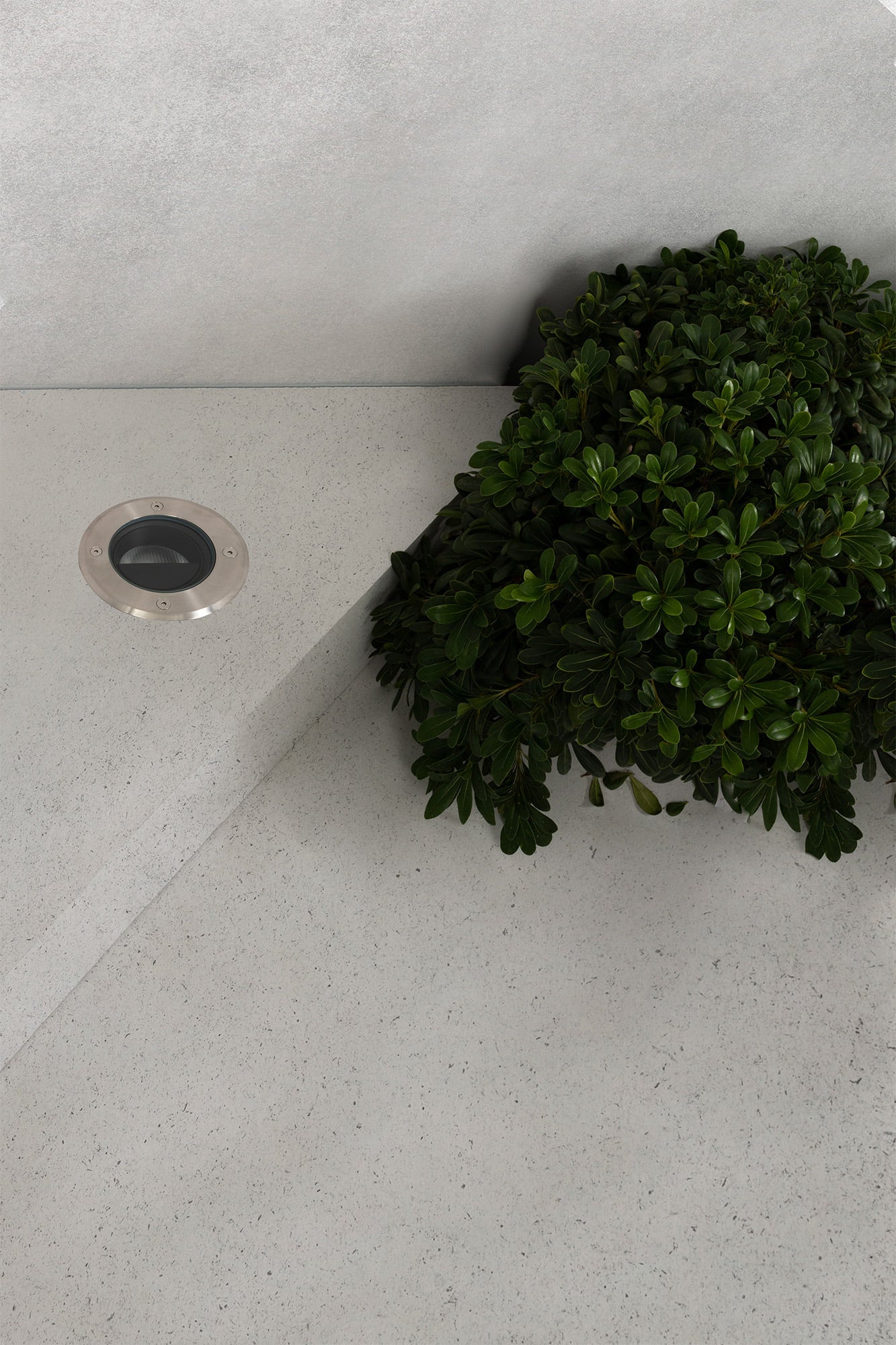 Luminaria empotrable GEISER 130 3000K FARO 70311 en ambiente exterior: acero inoxidable IP67 iluminando jardín y fachadas con LED cálido 3000K para arquitectura exterior