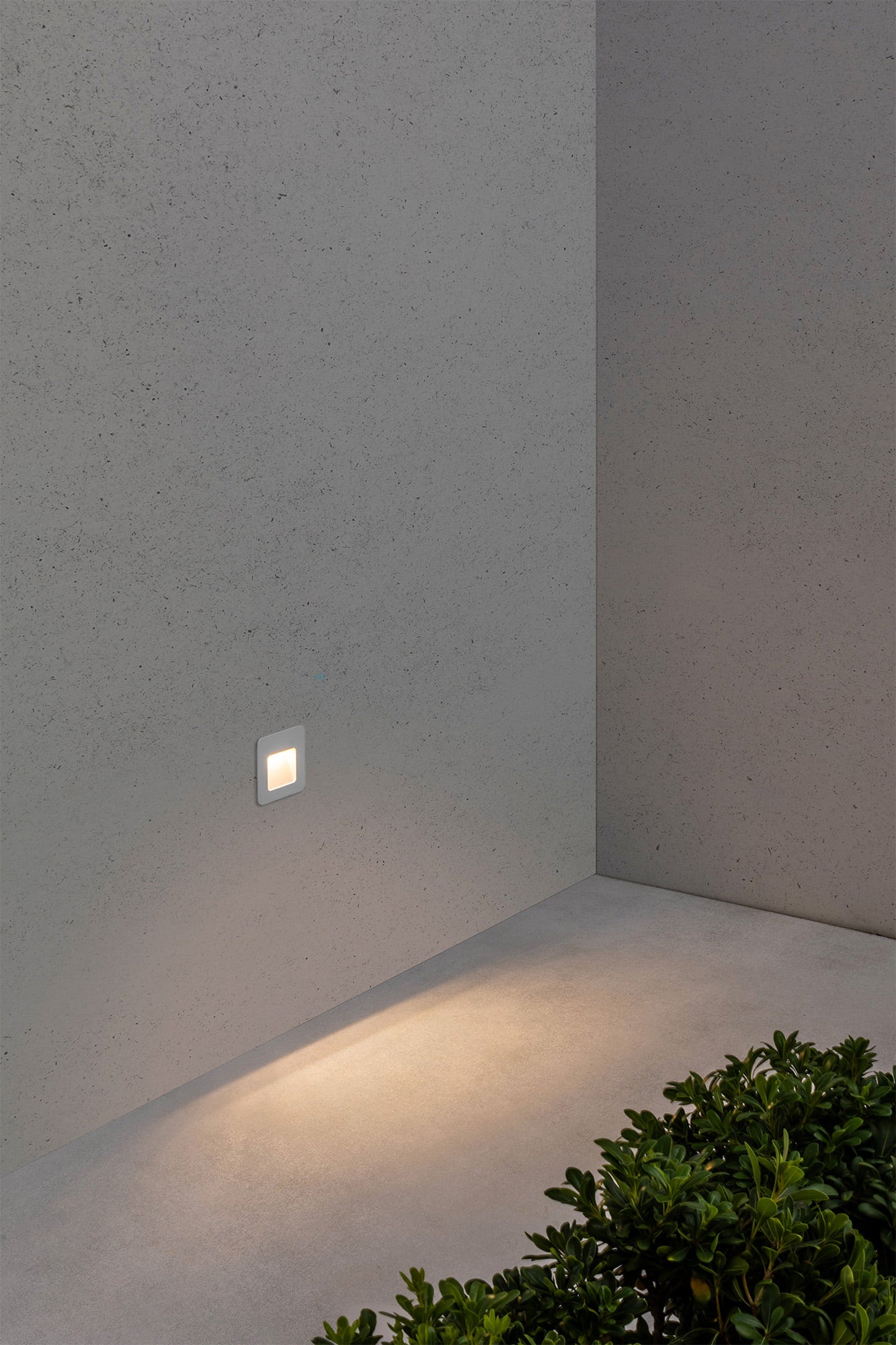 Luz empotrable LED NASE SQ blanco FARO 70395 en jardín, iluminación exterior de aluminio y policarbonato para terraza y señalización