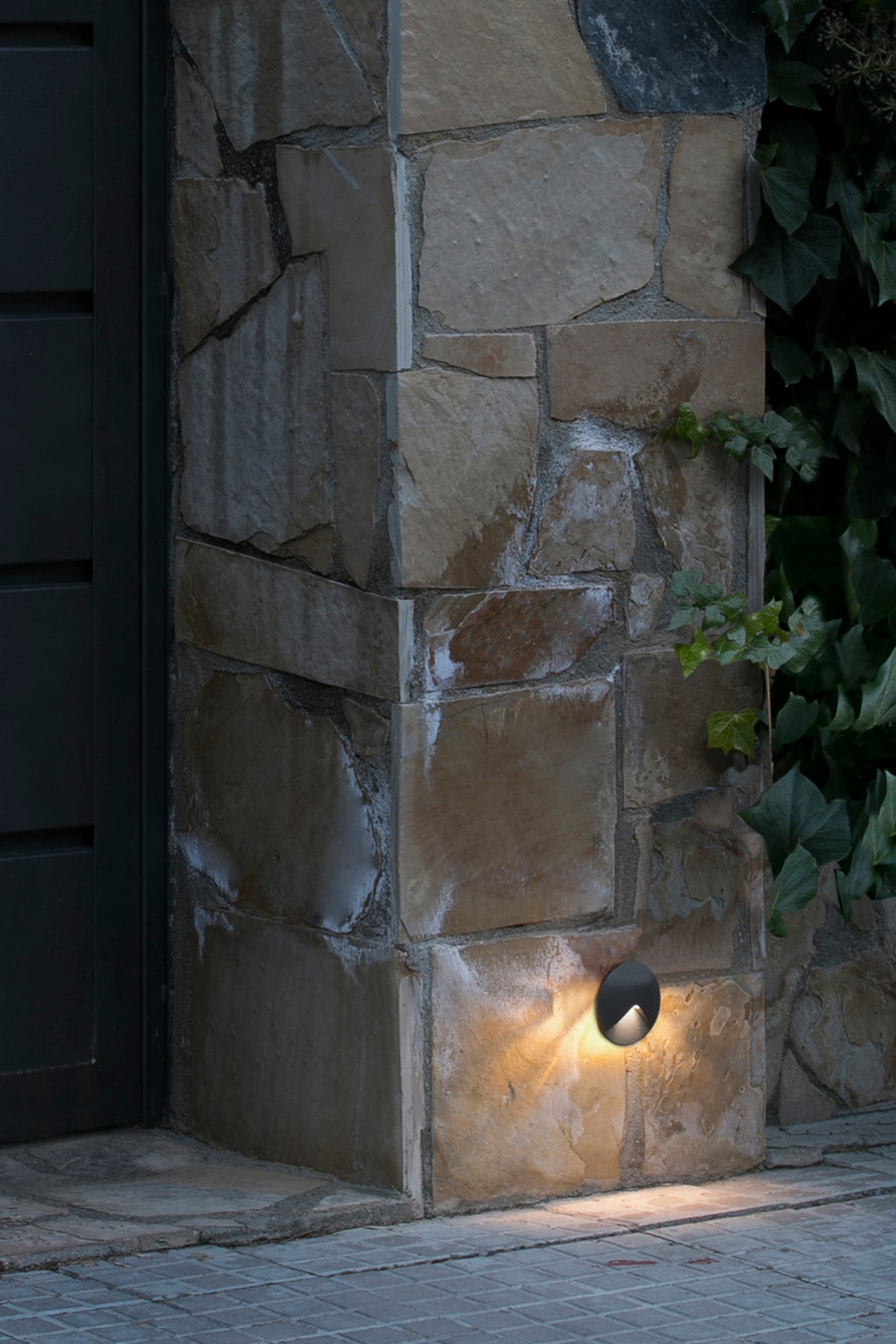 Luminaria empotrable UVE gris oscuro FARO 70397 en ambiente de jardín exterior, iluminación LED SMD de aluminio IP44 como señalizador eficiente