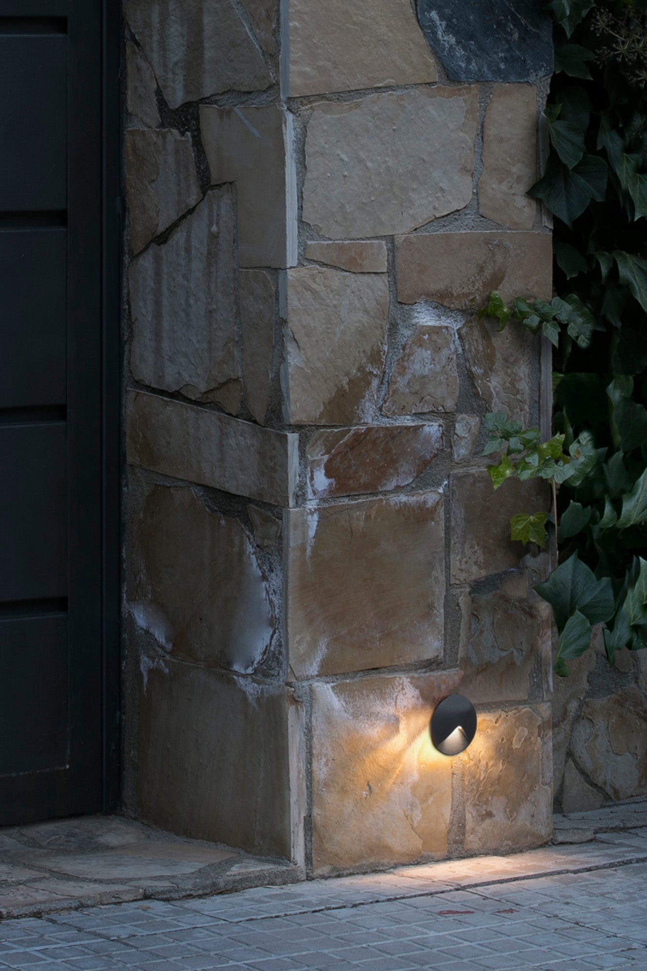 Luminaria empotrable UVE gris oscuro FARO 70397 en ambiente de jardín exterior, iluminación LED SMD de aluminio IP44 como señalizador eficiente