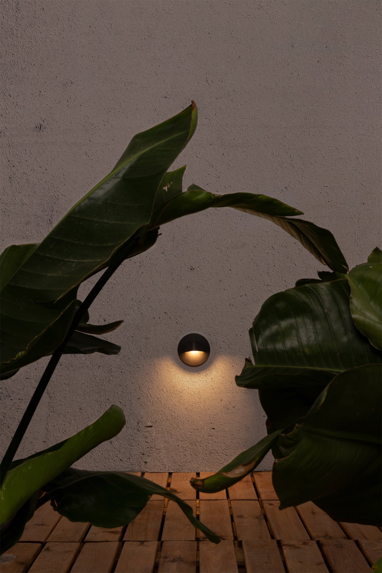 Aplique LED exterior BROW Gris FARO 70409 en ambiente de jardín y terraza, luminaria pared IP44 iluminando pared exterior