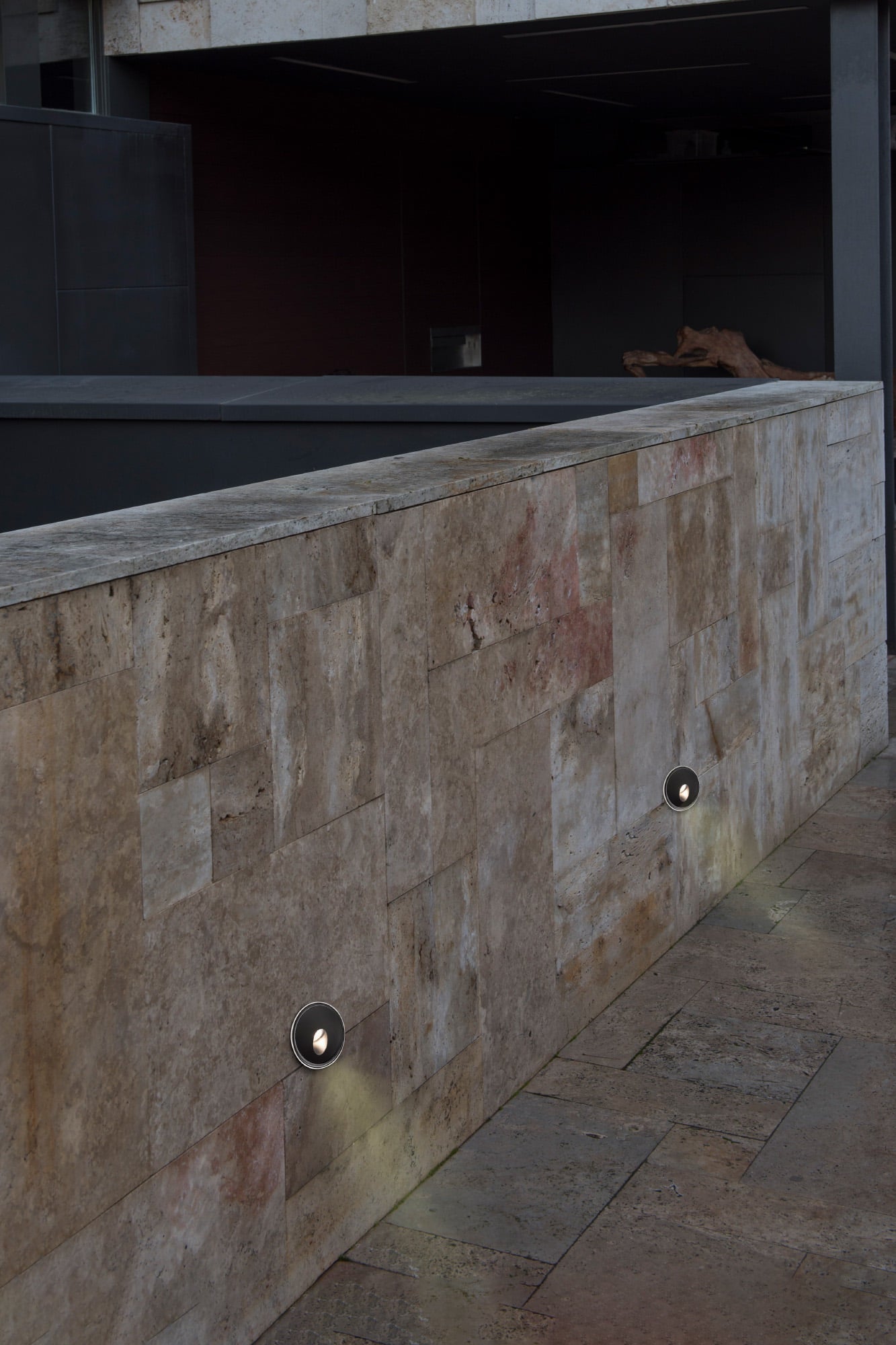 Luz empotrable LED DANG Inox de FARO (70446) instalada en jardín exterior, iluminación LED en acero inoxidable para terraza y jardín