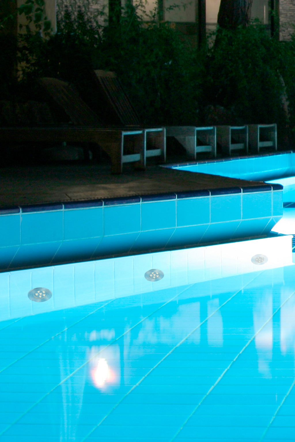 Luz empotrable EDEL níquel mate FARO 70455 instalada en piscina exterior, iluminación LED subacuática IP68 de acero inoxidable para piscinas