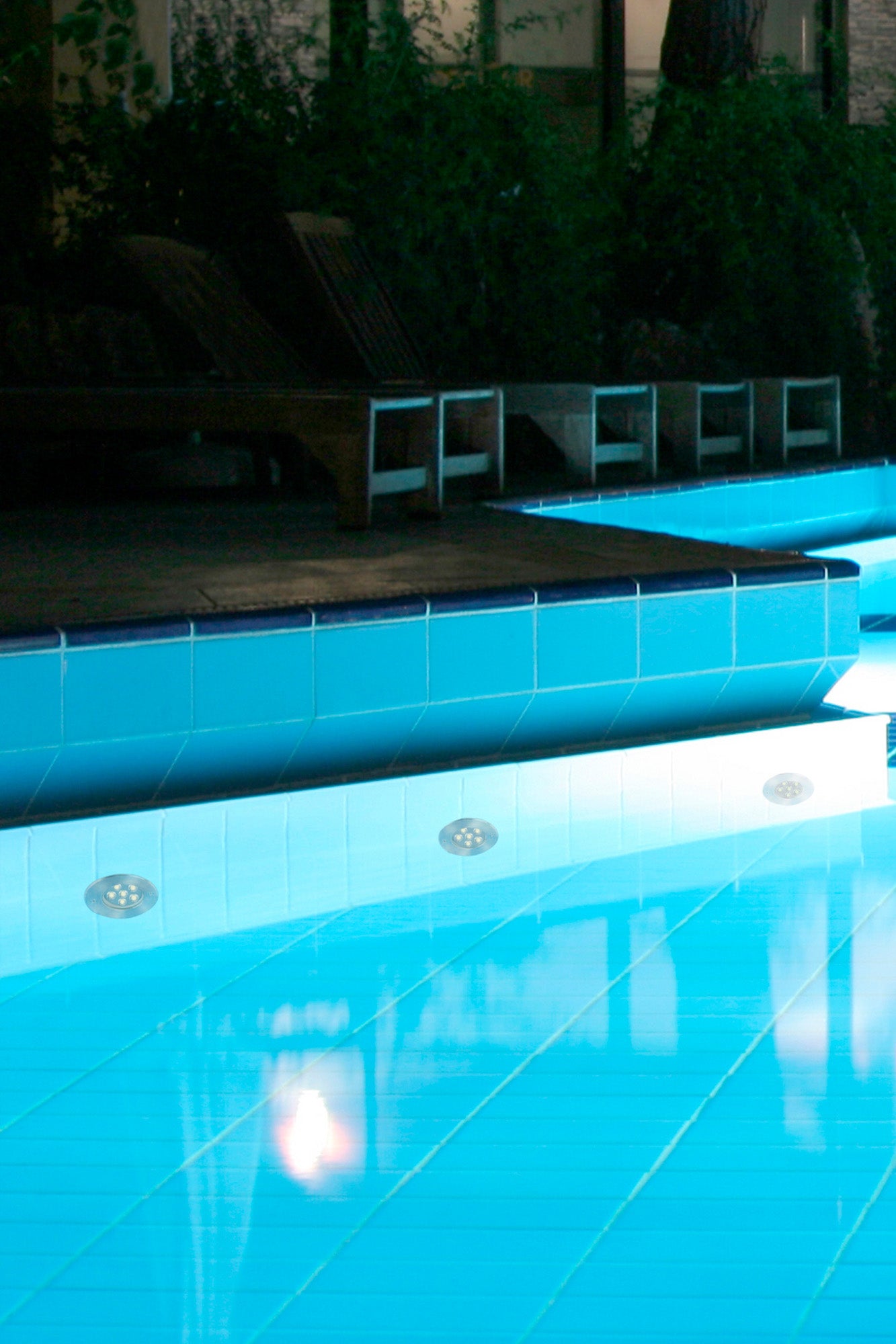 Luz empotrable EDEL níquel mate FARO 70455 instalada en piscina exterior, iluminación LED subacuática IP68 de acero inoxidable para piscinas