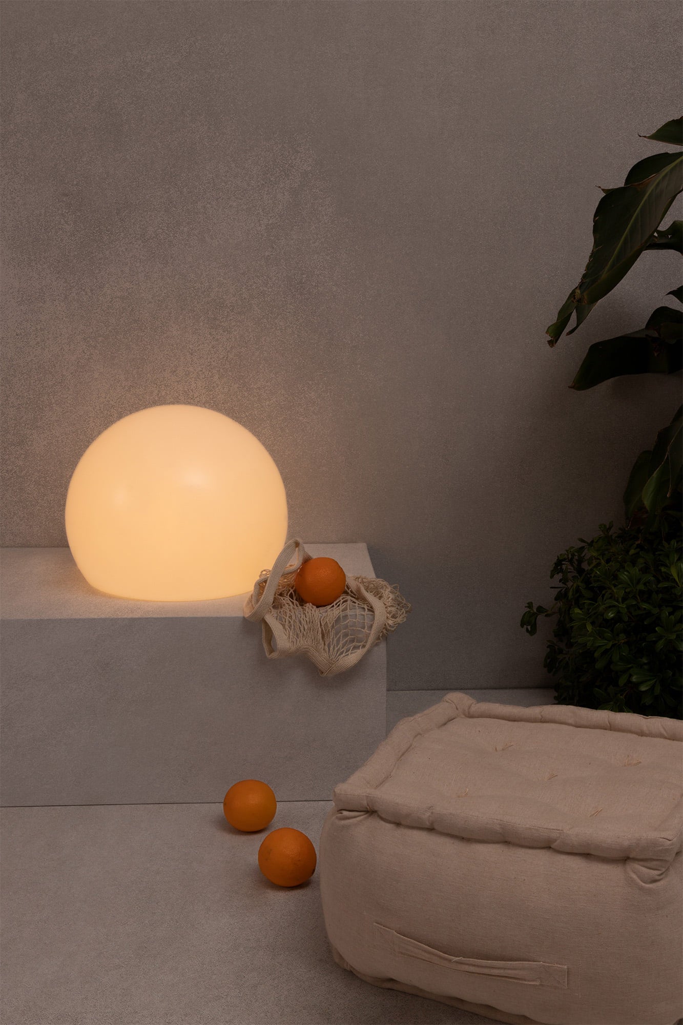 Lámpara exterior BALDA 400 blanca de FARO modelo 70498 en ambiente de jardín, luminaria superficie impermeable y portable para iluminación contemporánea exterior, faro blanco 1509 ideales para patios y terrazas.