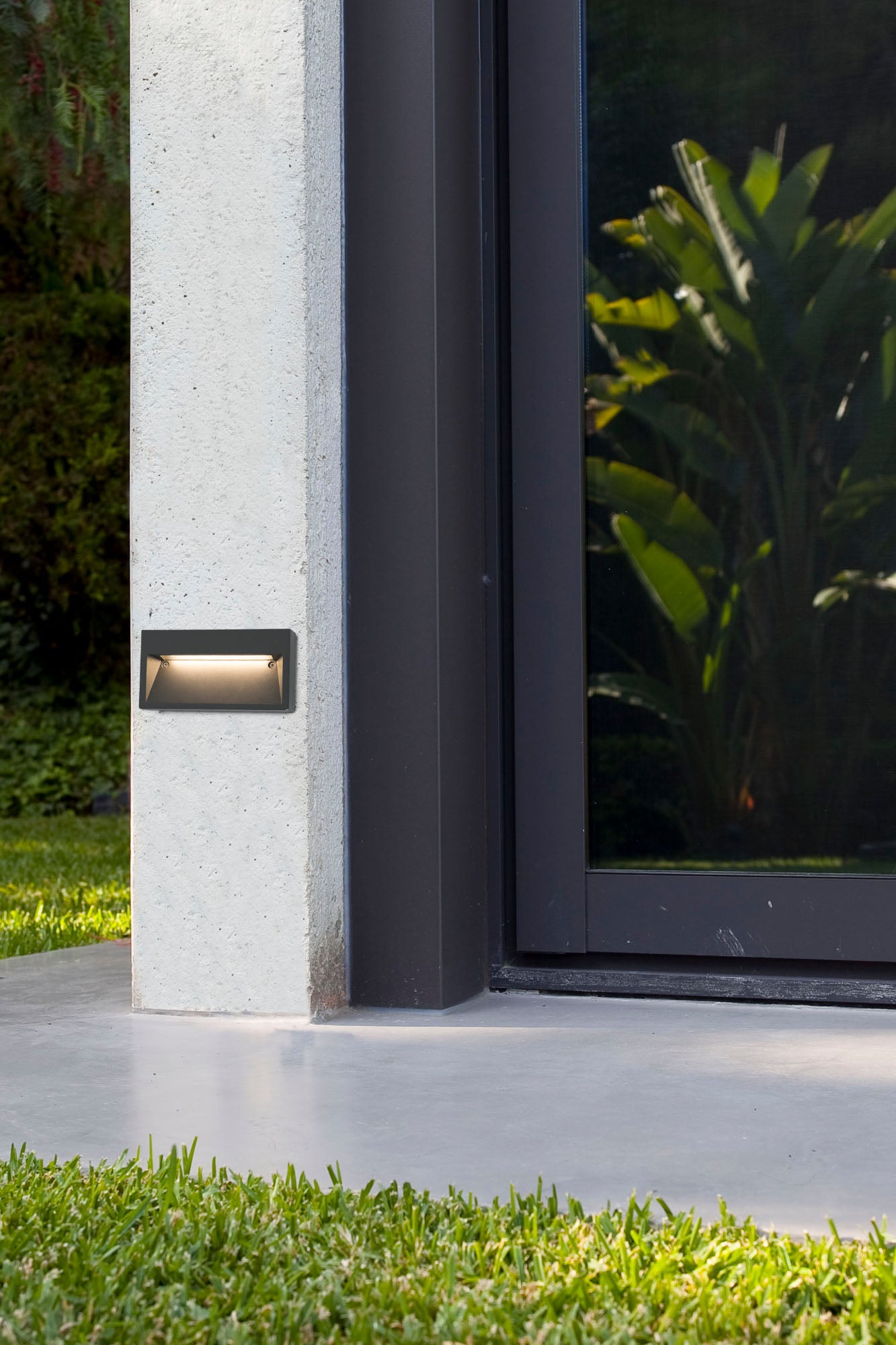 Lámpara de pared LED PATH Aplique Gris Oscuro FARO 70508 en entorno exterior de jardín y terraza, iluminación LED de aluminio para señalización y decoración