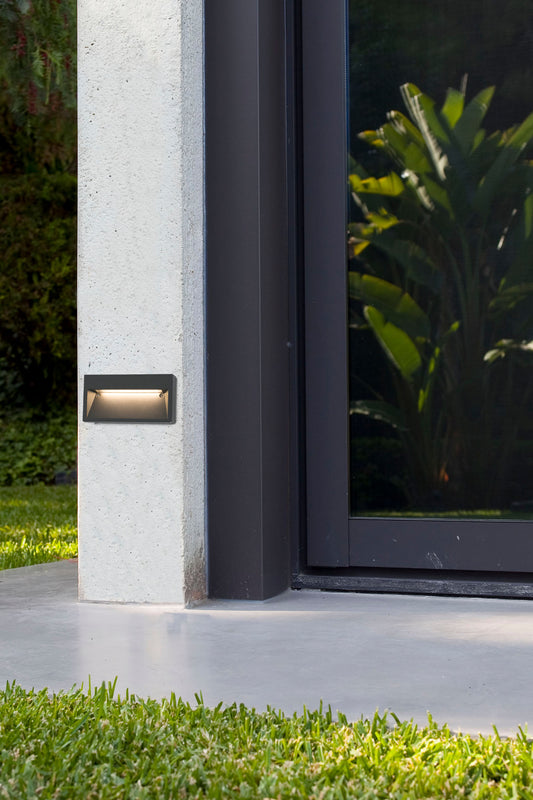 Lámpara de pared LED PATH Aplique Gris Oscuro FARO 70508 en entorno exterior de jardín y terraza, iluminación LED de aluminio para señalización y decoración