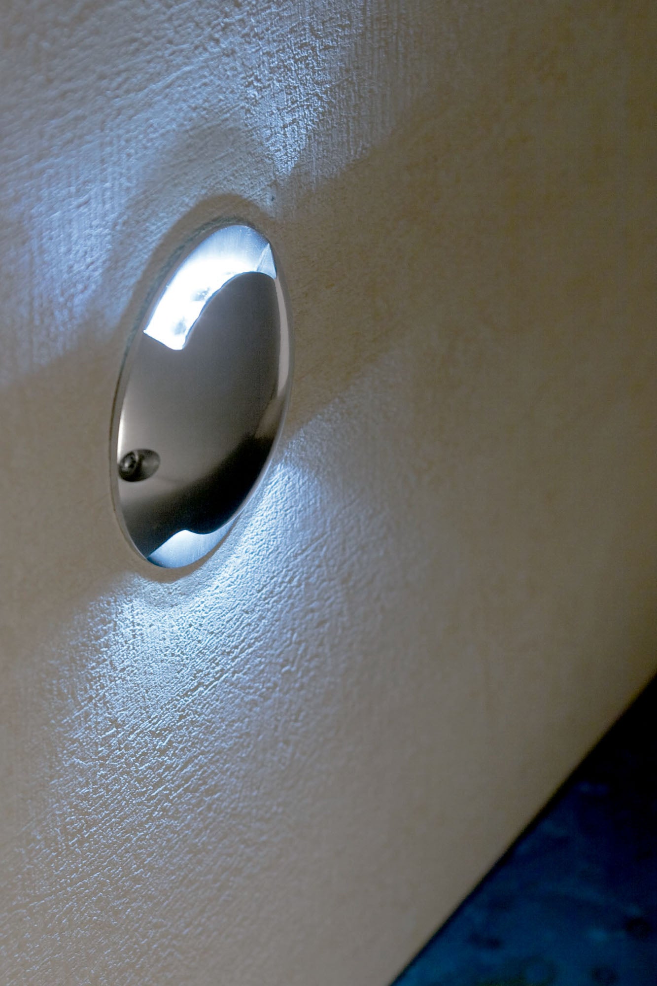 Aplique de pared exterior KEENAN 2 en níquel mate de FARO modelo 70547, iluminando jardín o terraza con LED SMD, aluminio IP67, luminaria superficie colección 1062.