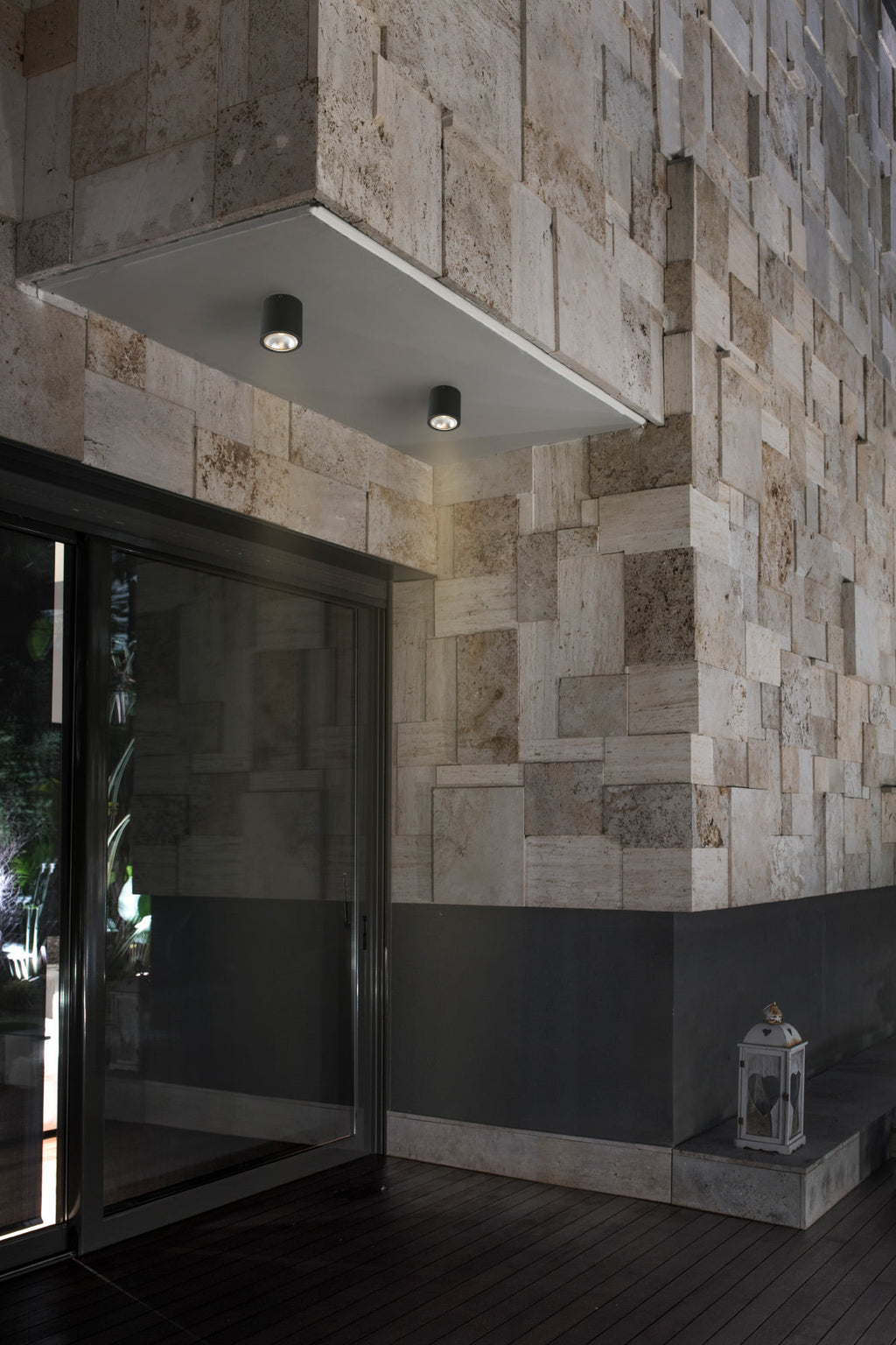 Plafon GOZ Gris Oscuro Exterior LED IP65 FARO 70575 en ambiente de jardín o patio, luminaria superficial de aluminio y cristal para iluminación exterior en balcón o entrada