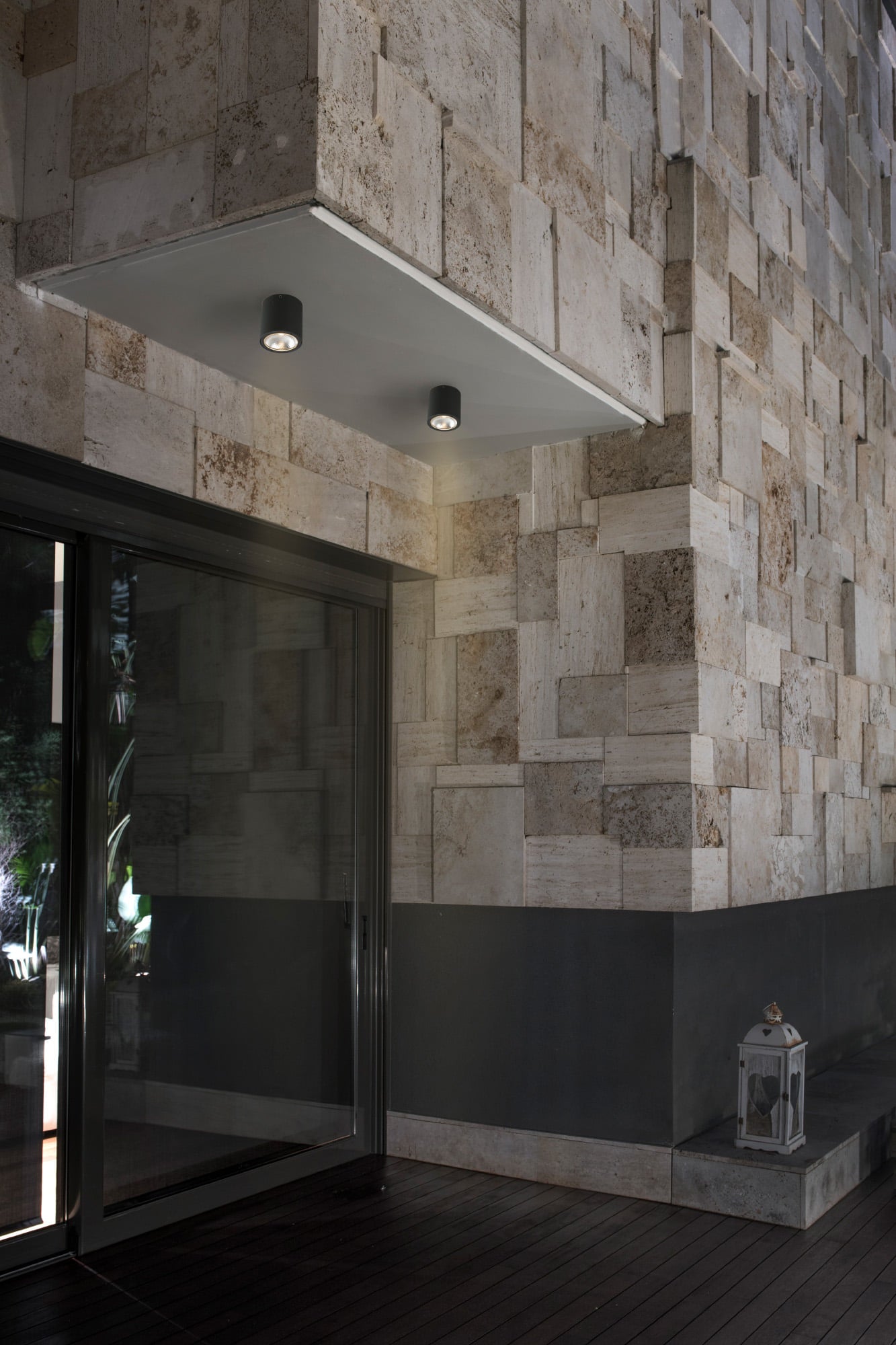 Plafon GOZ Gris Oscuro Exterior LED IP65 FARO 70575 en ambiente de jardín o patio, luminaria superficial de aluminio y cristal para iluminación exterior en balcón o entrada