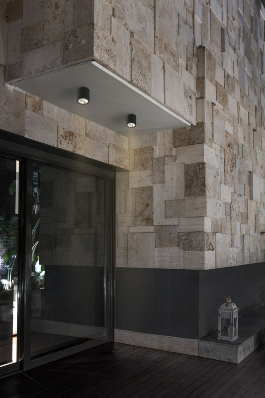 Plafon GOZ Gris Oscuro Exterior LED IP65 FARO 70575 en ambiente de jardín o patio, luminaria superficial de aluminio y cristal para iluminación exterior en balcón o entrada