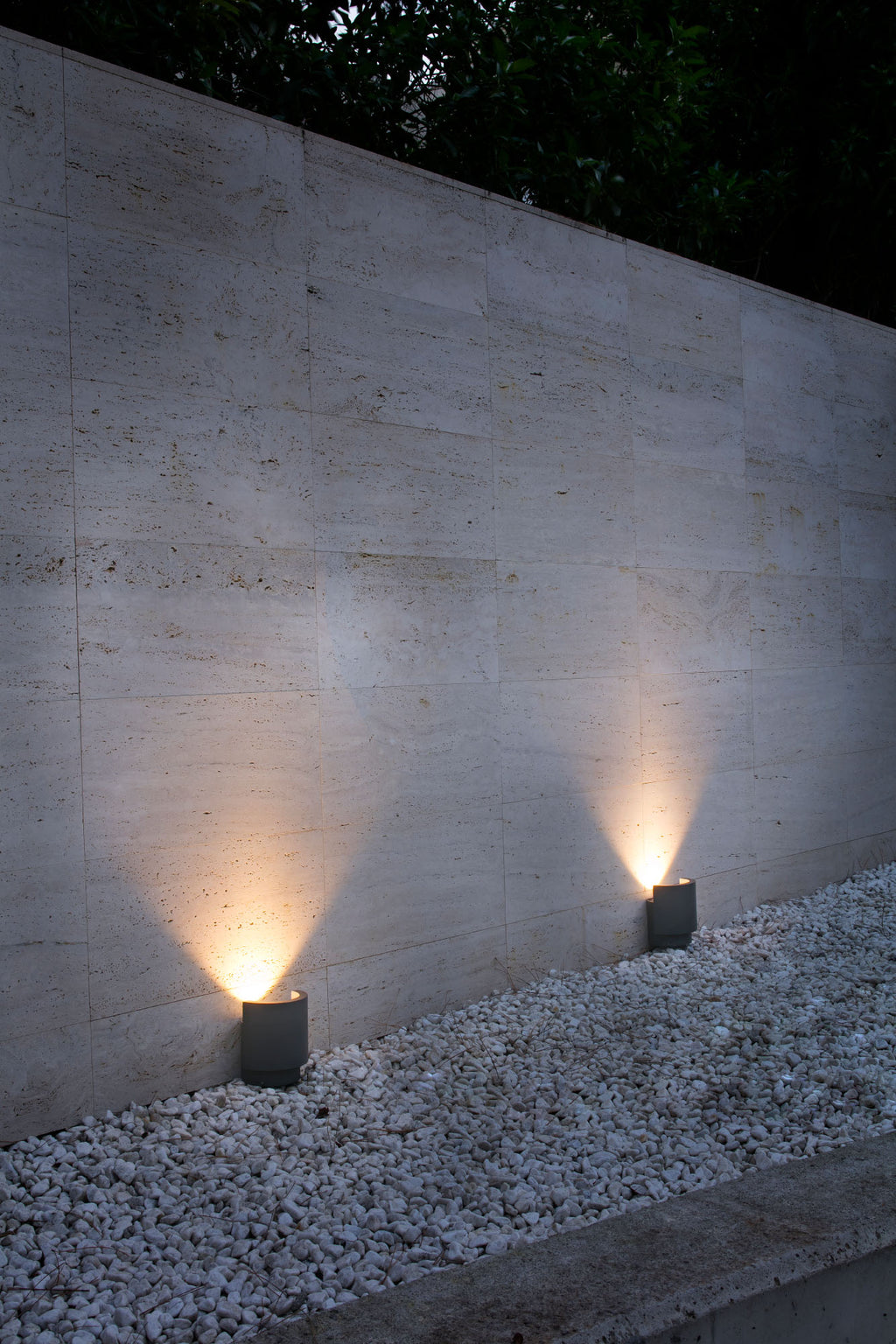 Proyector bañador de pared NOBORU gris oscuro FARO 70576 en ambiente exterior, luminaria superficie de aluminio LED COB IP65 para iluminación de fachadas