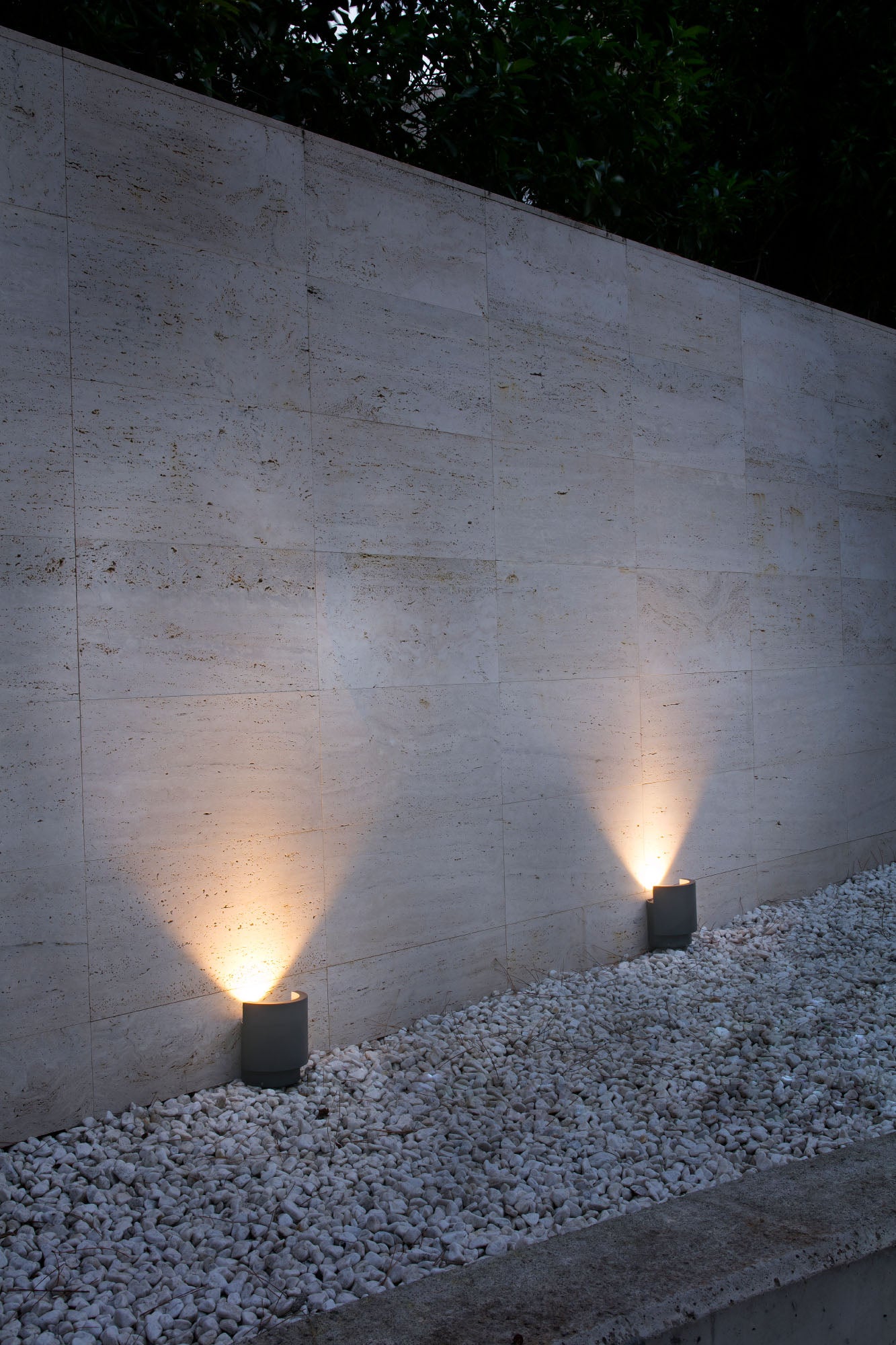 Proyector bañador de pared NOBORU gris oscuro FARO 70576 en ambiente exterior, luminaria superficie de aluminio LED COB IP65 para iluminación de fachadas