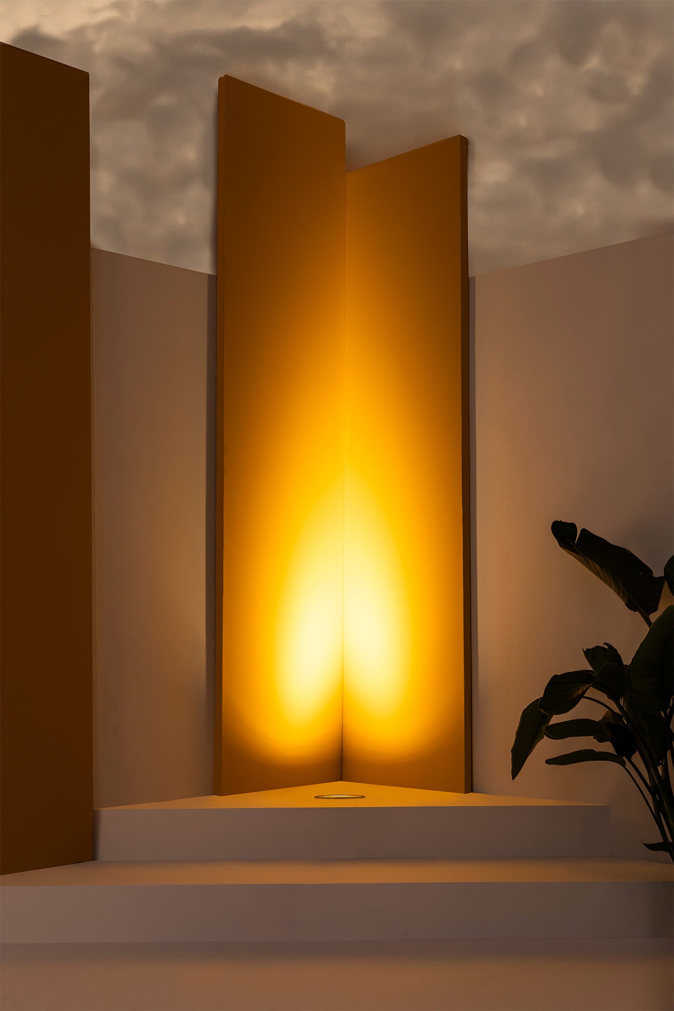 Luminaria empotrable LED SALT Asimétrica Inox FARO modelo 70591 instalada en jardín o terraza exterior, iluminación LED asimétrica resistente en acero inoxidable IP67 IK08 serie 7062