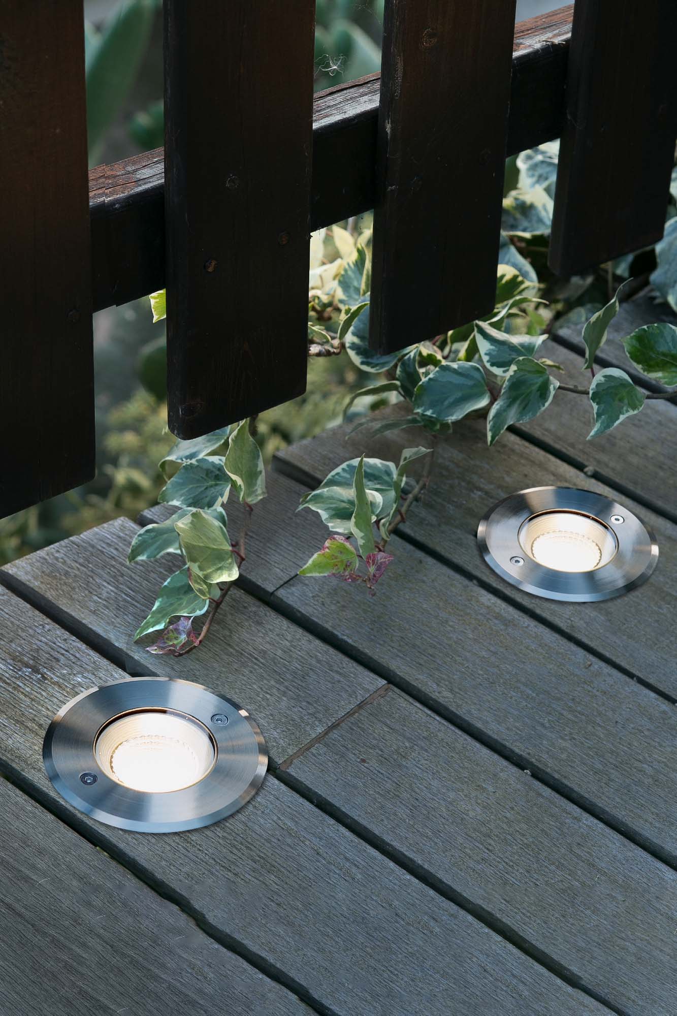 Imagen ambiente de luminaria empotrable LED SURIA 120 Inox 60° modelo FARO 70592N instalada en jardín exterior iluminando terrazas con resistencia IP67 e IK08