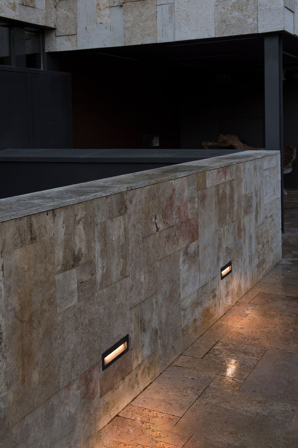 Luz empotrable LED NAT gris oscuro FARO 70638 en ambiente exterior de jardín y terraza, iluminación LED IP65 de aluminio para faro empotrable en suelo