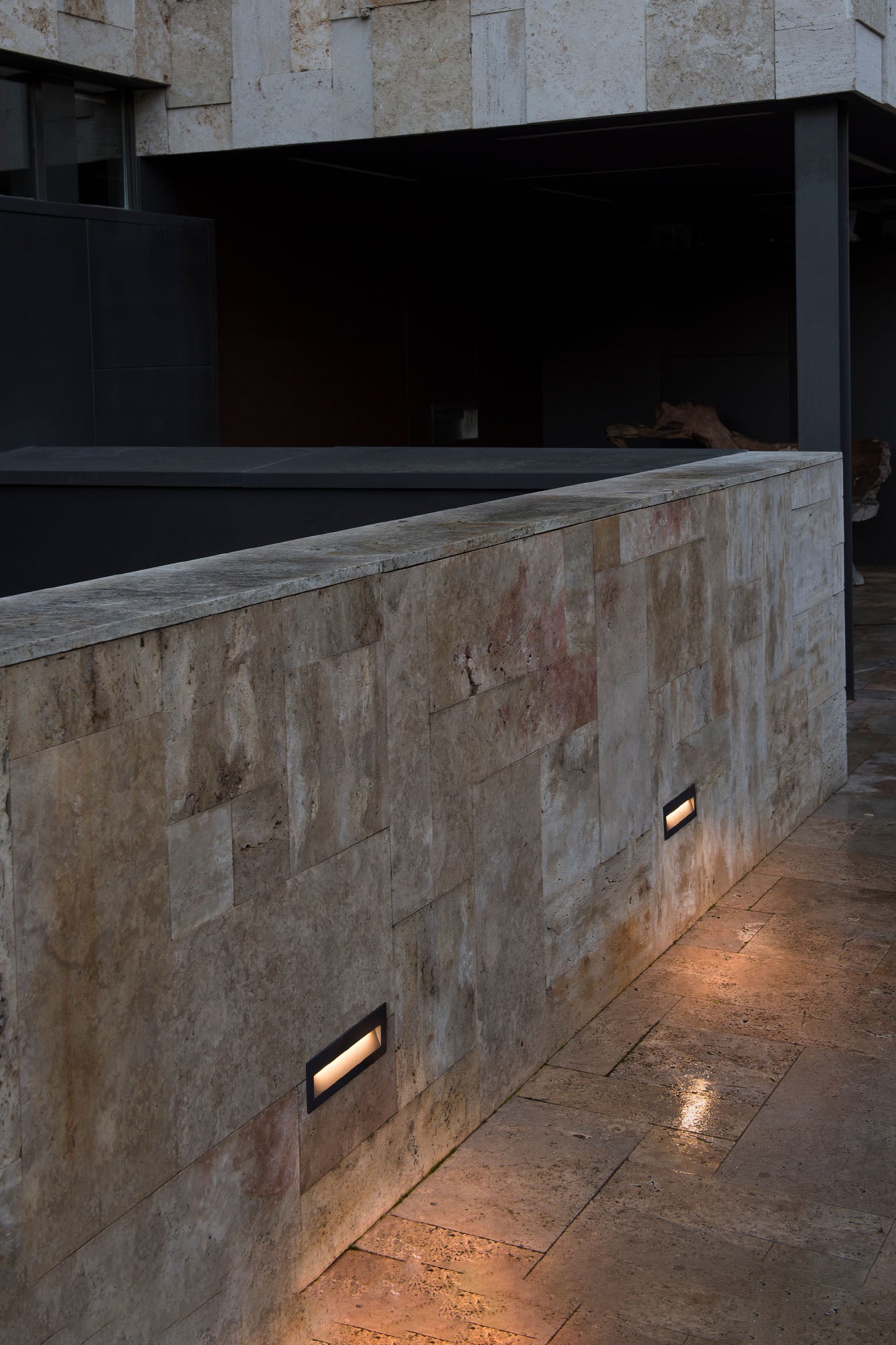 Luz empotrable LED NAT gris oscuro FARO 70638 en ambiente exterior de jardín y terraza, iluminación LED IP65 de aluminio para faro empotrable en suelo