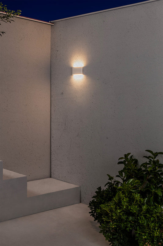 Imagen ambiente de aplique de pared LED exterior ADAY 175 blanco FARO 70646, luminaria superficial para terrazas con luz cálida, protección IP54 IK10