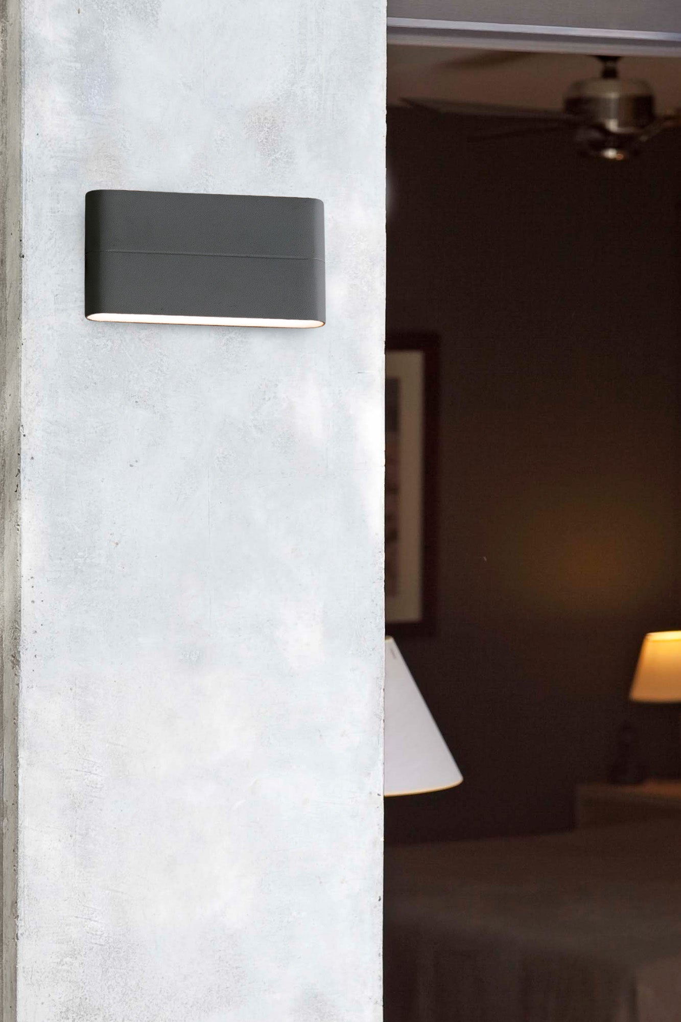 Aplique de pared LED ADAY 175 gris oscuro aluminio cristal opal, imagen ambiente en terraza exterior jardín con iluminación IP54 faro FARO 70647