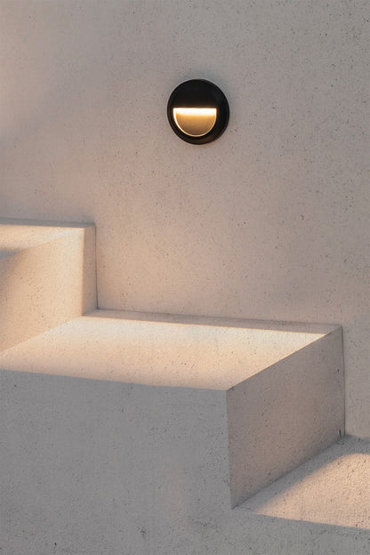 Lámpara de pared LED GRANT R de FARO en gris oscuro, modelo 70656, instalada en ambiente exterior de jardín con iluminación cálida 3000K, protección IP65, luminaria de superficie en ABS y policarbonato resistente.