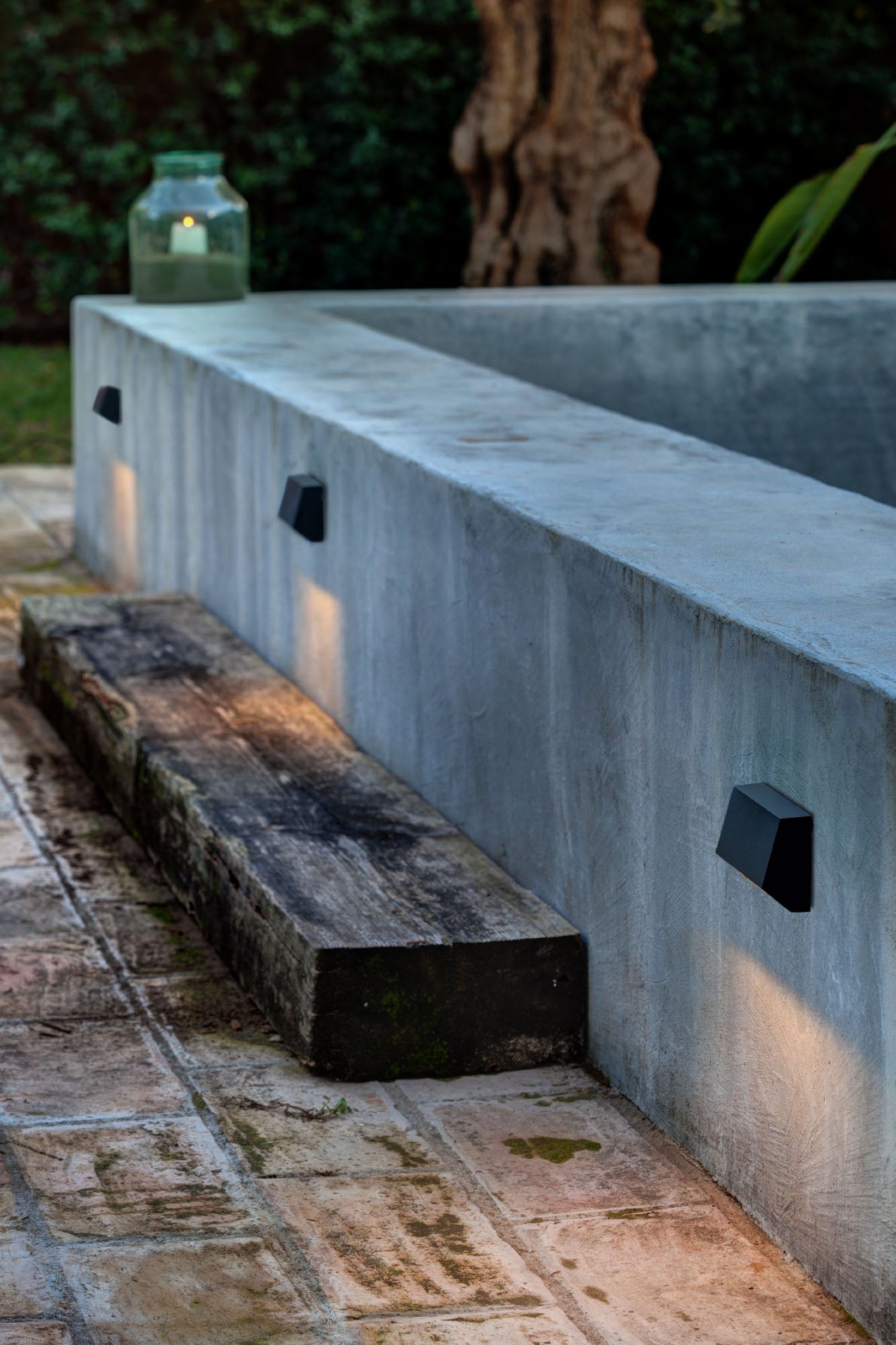 Aplique de pared LED MUST 96 en gris oscuro FARO 70657 en ambiente de jardín exterior, iluminación IP65 resistente al agua con SMD LED para terraza y luminaria superficie