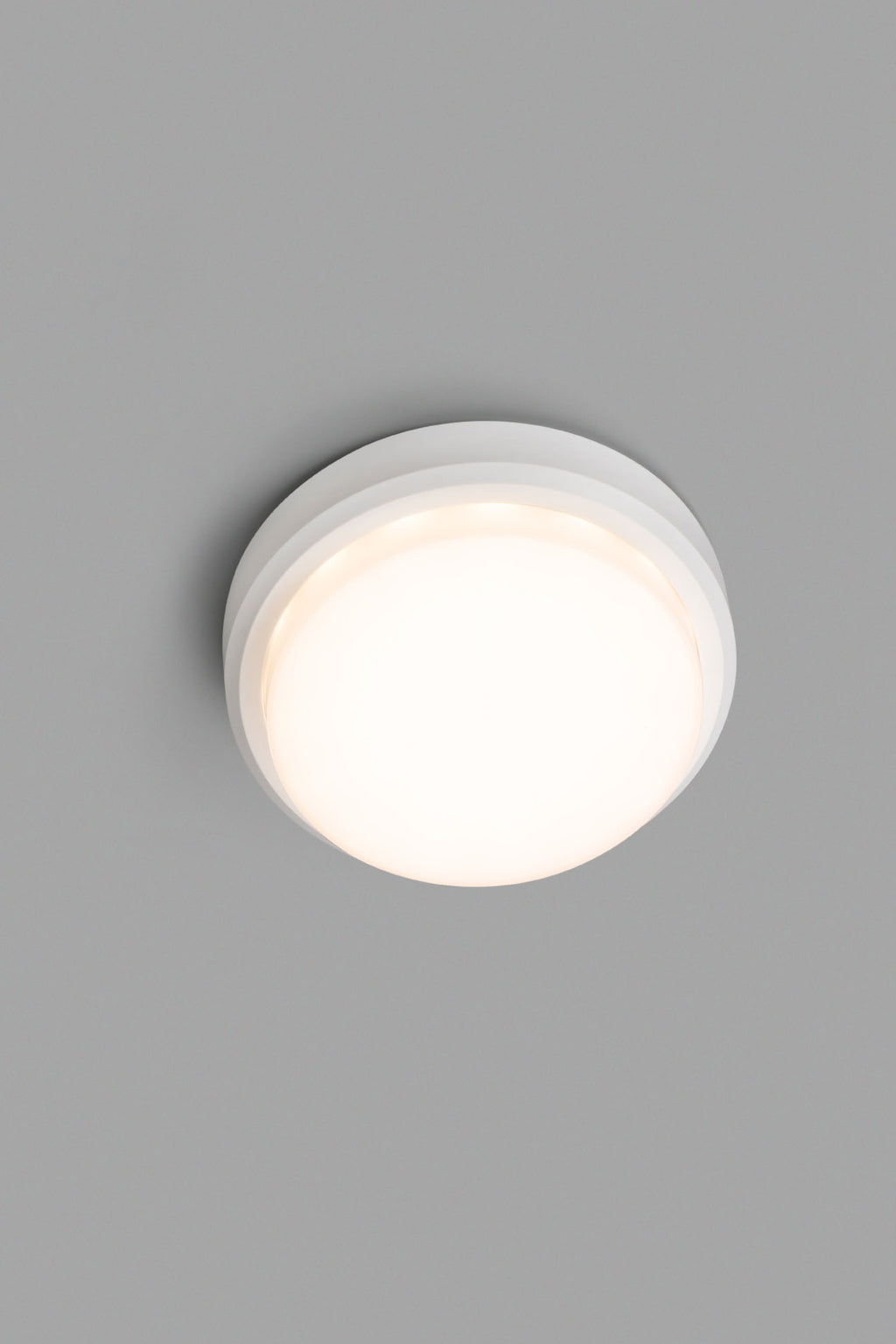 Aplique exterior LED TOM 190 Blanco FARO 70665 en ambiente de terraza, luminaria pared IP65 para jardín