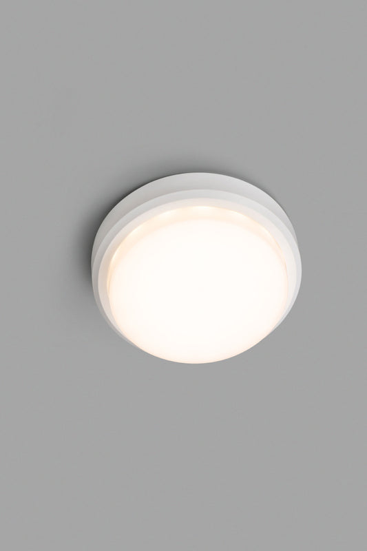 Aplique exterior LED TOM 190 Blanco FARO 70665 en ambiente de terraza, luminaria pared IP65 para jardín