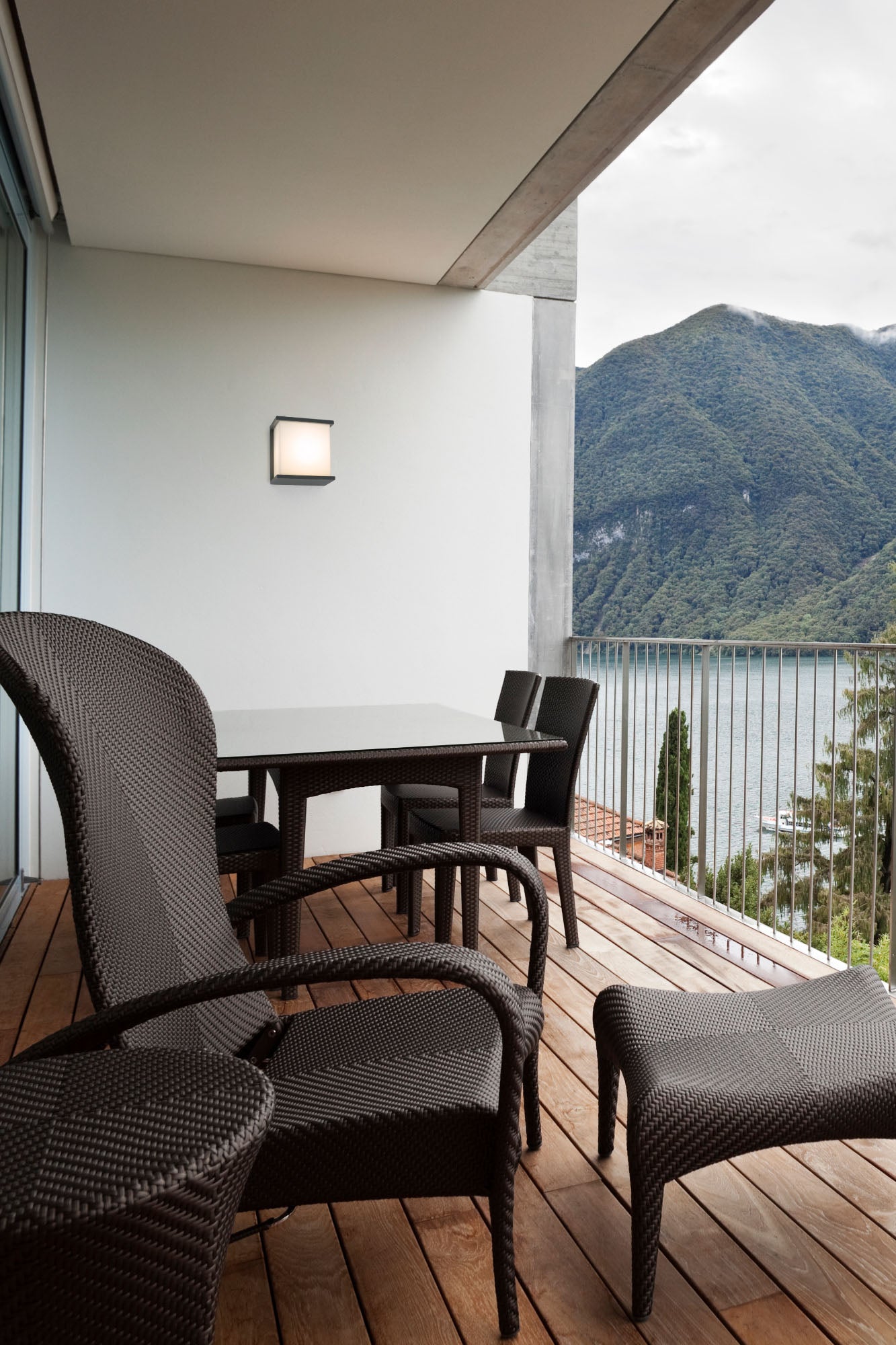 Lámpara de pared exterior KUBICK gris oscuro aluminio FARO 70689, aplique contemporáneo IP44 en ambiente fachada iluminada