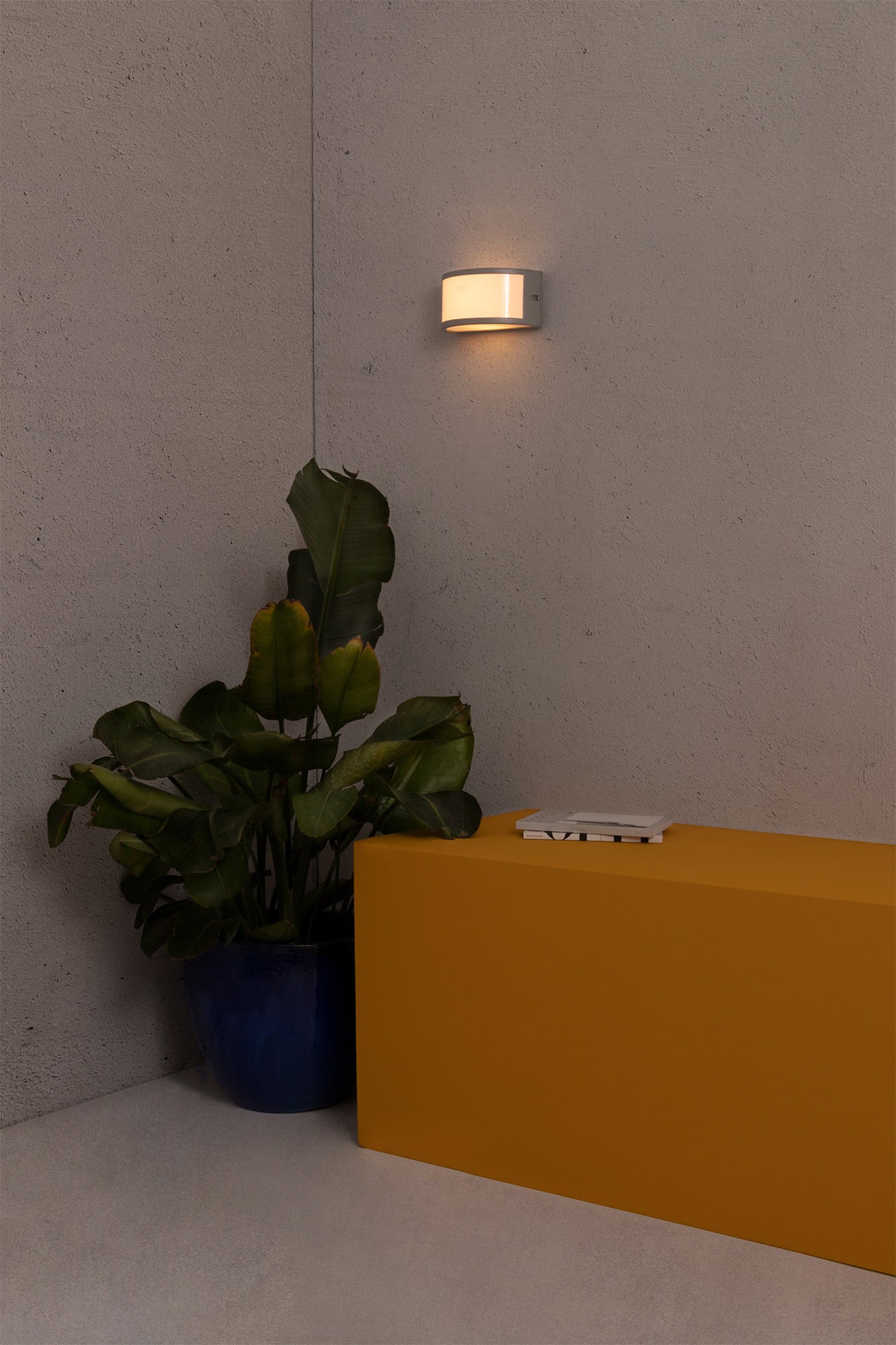 Aplique de pared NEGUS Gris FARO 70696 en ambiente exterior moderno, lámpara aluminio gris IP54 IK10 para iluminación exterior Colección 1300