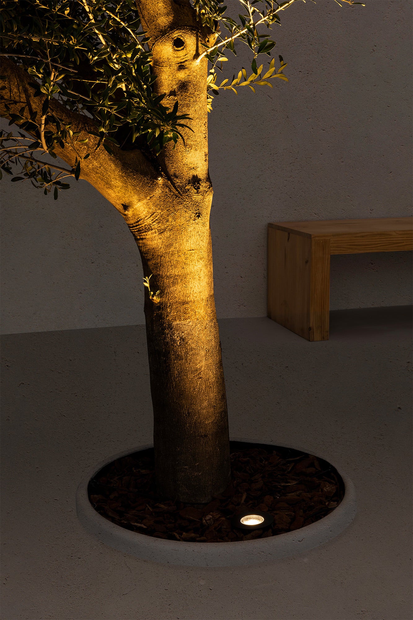 Luminaria empotrable LED GRUND 92 negro inox 13W FARO 70732 en ambiente exterior de jardín y terraza, resistente IP67