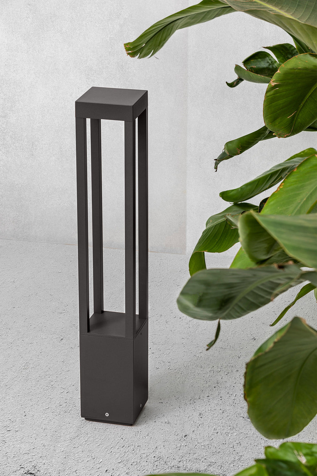 Baliza LED exterior AGRA 650 en gris oscuro 3000K instalada en jardín, faro luminaria superficie IP55 IK08 para iluminación exterior