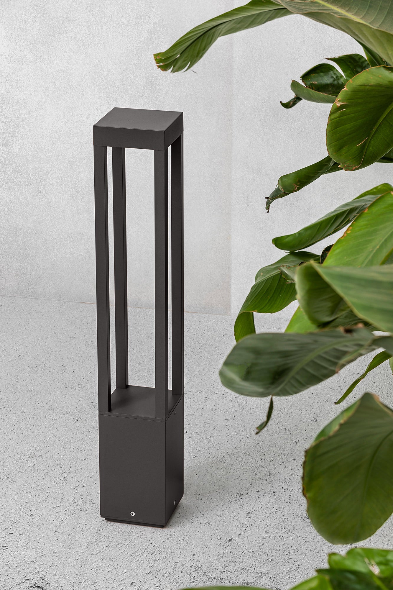 Baliza LED exterior AGRA 650 en gris oscuro 3000K instalada en jardín, faro luminaria superficie IP55 IK08 para iluminación exterior