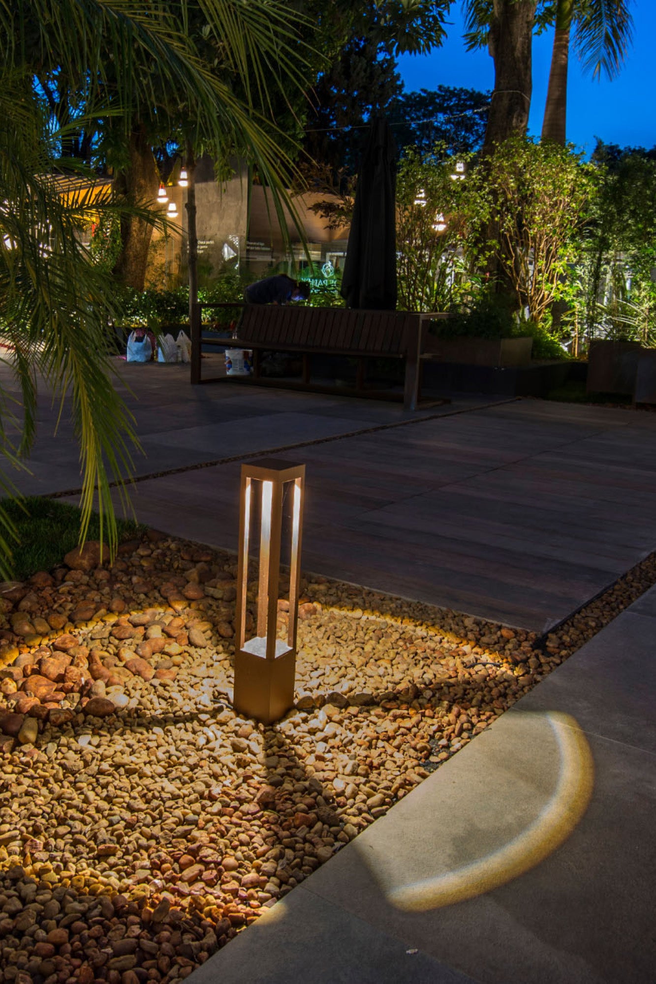 Baliza exterior FARO AGRA 650 en marrón óxido con LED 3000K, luminaria de aluminio para jardín decorativo, iluminación ambiente en entorno natural