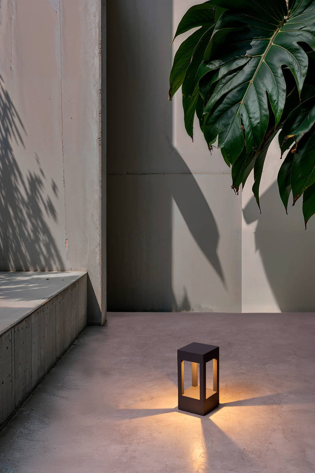 Baliza exterior AGRA 200 en gris oscuro con luz cálida 3000K, faro de aluminio y cristal para jardín, iluminación exterior resistente IP55 en entorno ambiente