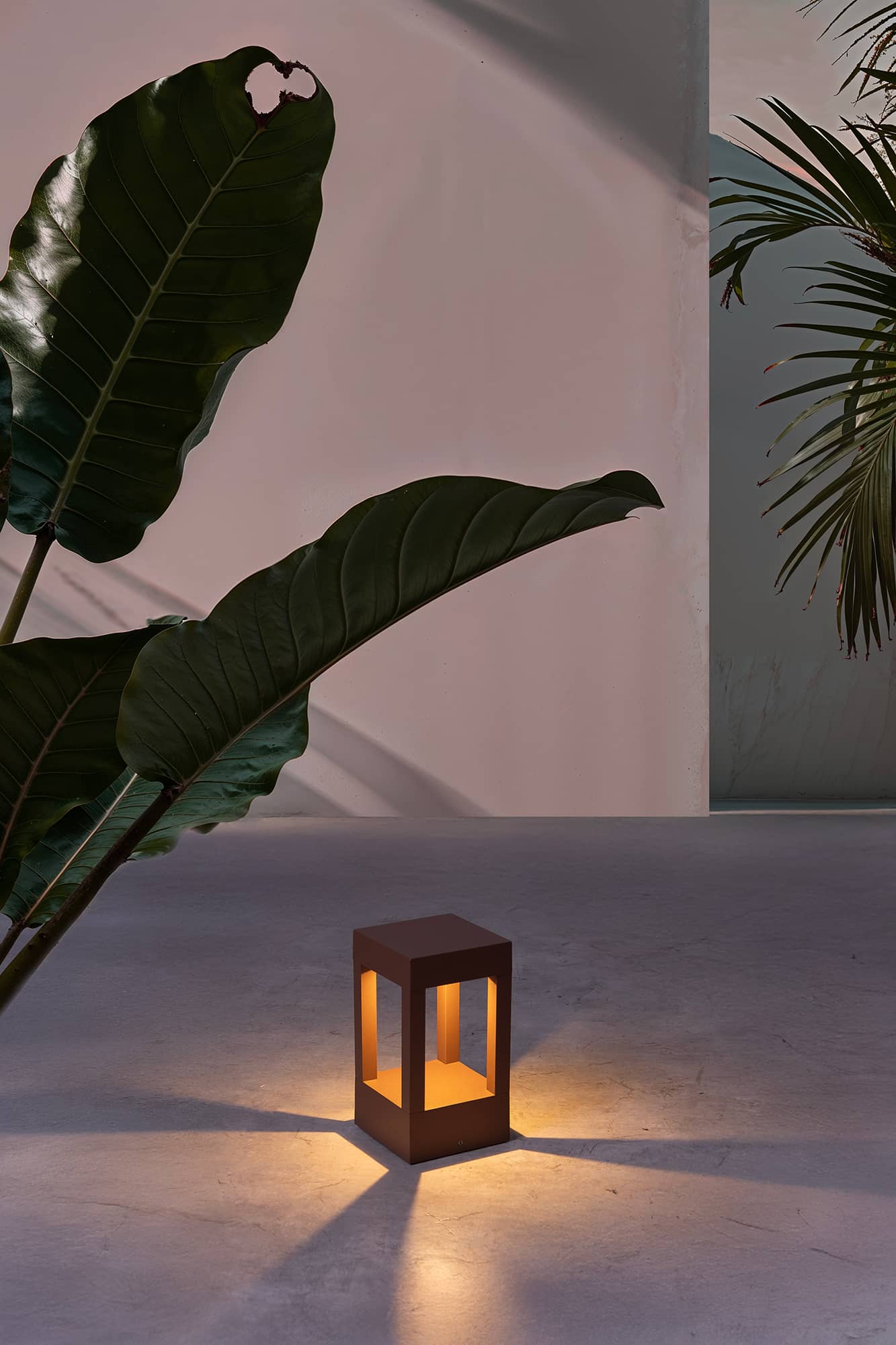 Baliza LED exterior AGRA 200 marrón óxido 3000K FARO 70756 iluminando jardín moderno, luminaria superficie aluminio resistente para señalización caminos