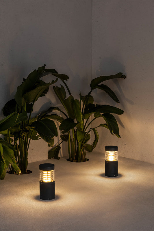 Luminaria sobremuro GIZA 265 en gris oscuro de FARO (70767), iluminación LED exterior para jardín y terraza, diseño de superficie con anticontaminación lumínica, vista ambiente instalada.