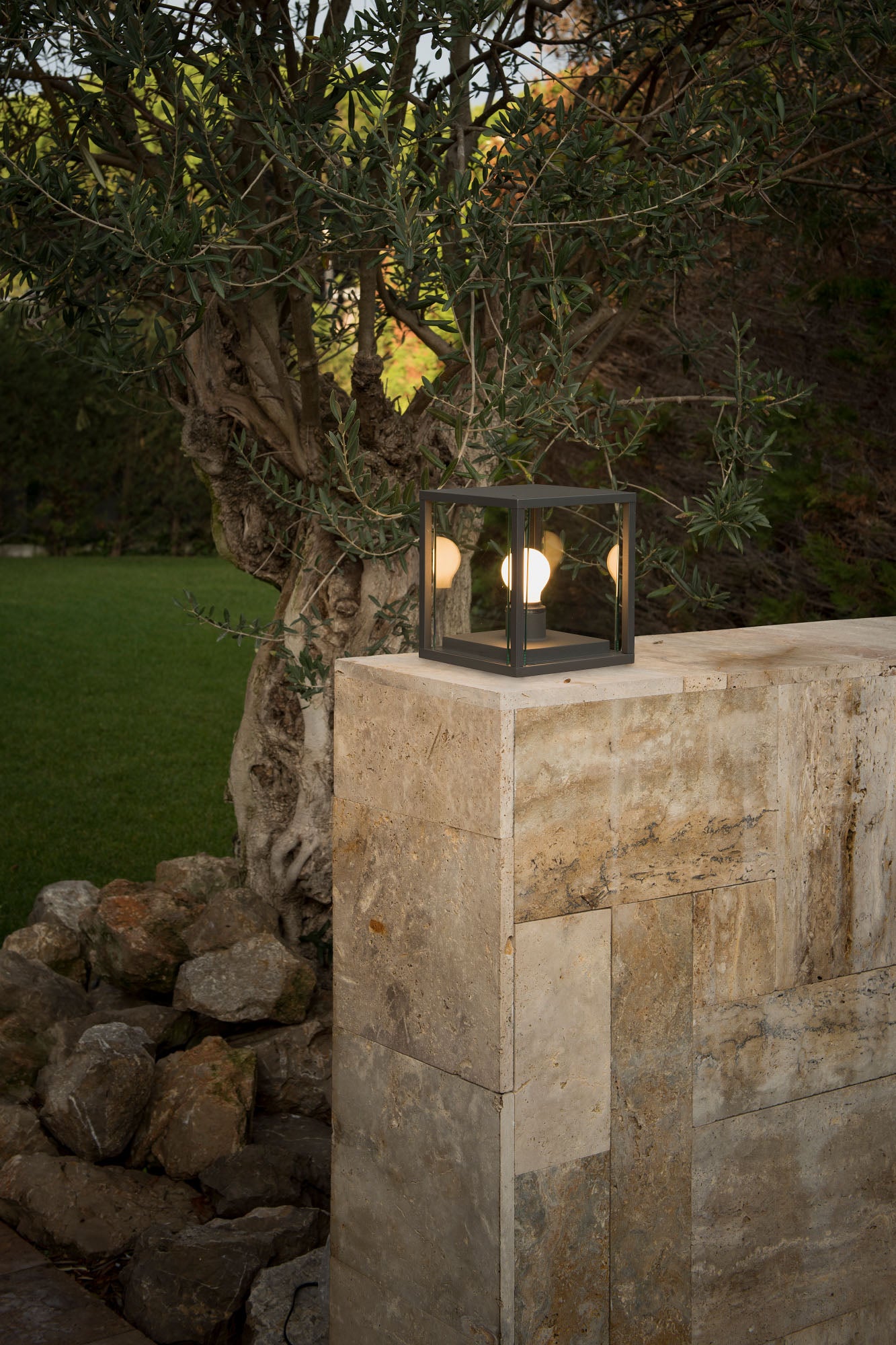 Sobremuro NALA gris oscuro FARO 70772 en ambiente de jardín moderno, luminaria exterior de aluminio IP54, diseño contemporáneo para iluminación jardín de la Colección 7098