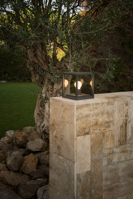 Sobremuro NALA gris oscuro FARO 70772 en ambiente de jardín moderno, luminaria exterior de aluminio IP54, diseño contemporáneo para iluminación jardín de la Colección 7098