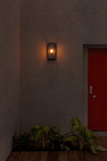 Aplique de pared exterior NALA gris oscuro FARO 70773 en ambiente de terraza, lámpara faro de aluminio y cristal IP54 para iluminación jardín, luminaria superficie serie 7098