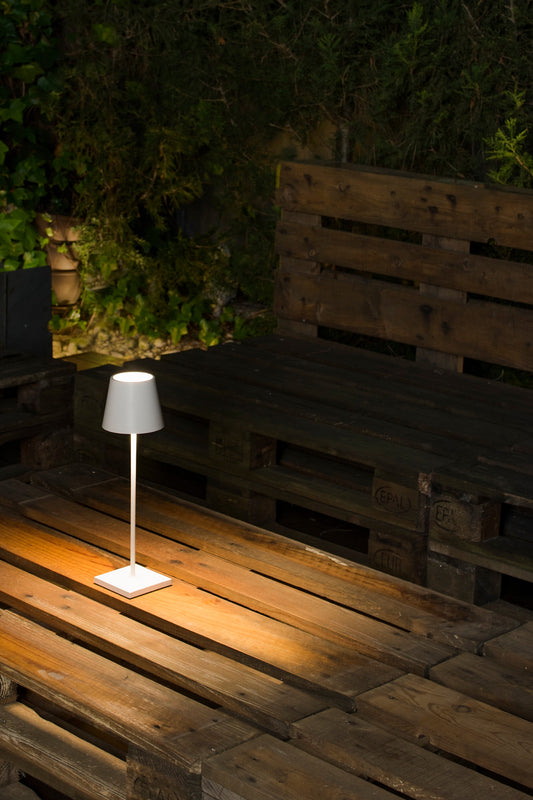 Lámpara portátil TOC 380 blanco FARO 70775 en ambiente de jardín exterior, iluminación LED inalámbrica en aluminio para terraza