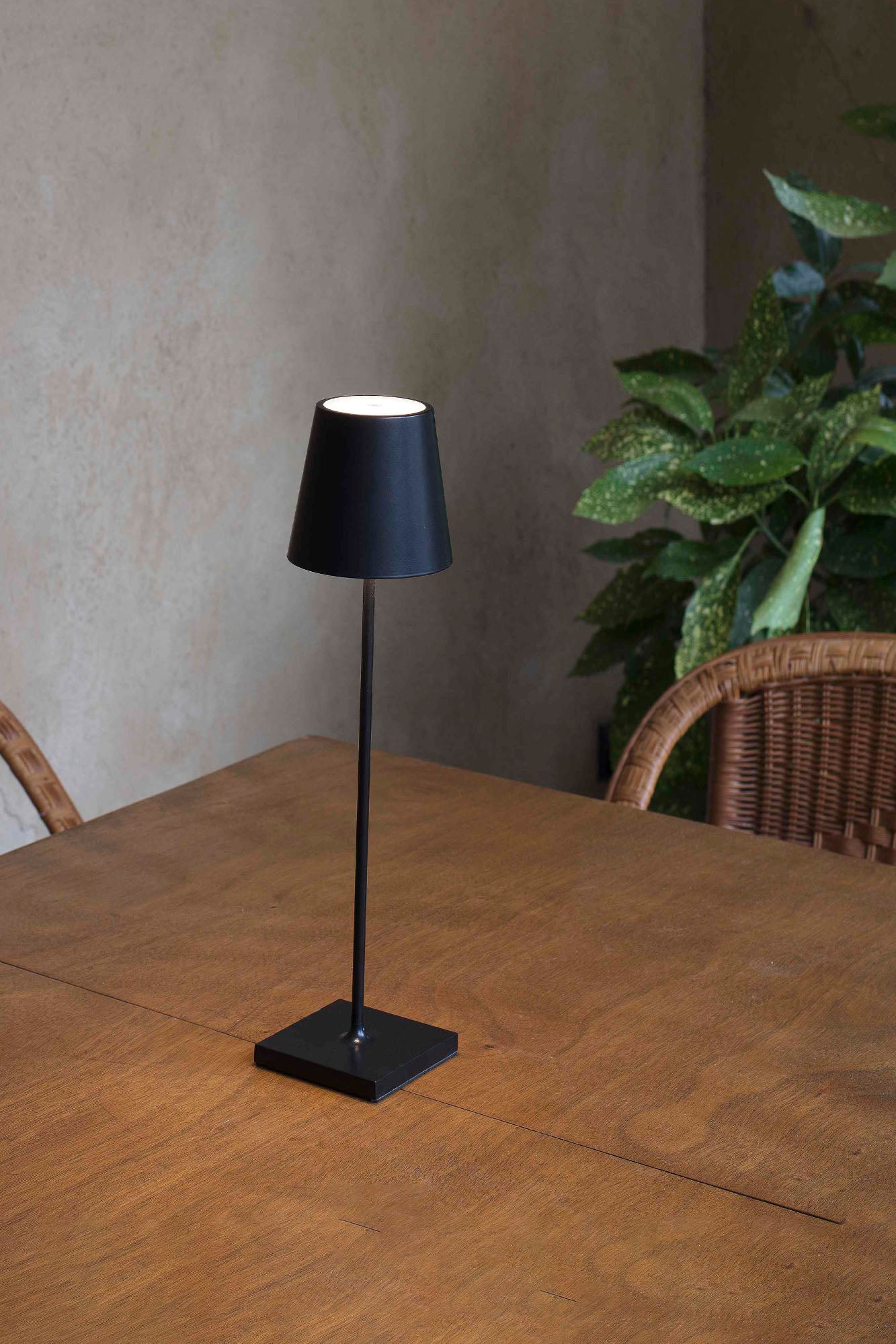 Lámpara portátil TOC 380 negro FARO 70776 en ambiente de jardín exterior: faro LED de aluminio con batería recargable, touch system para iluminación sobremesa en terraza