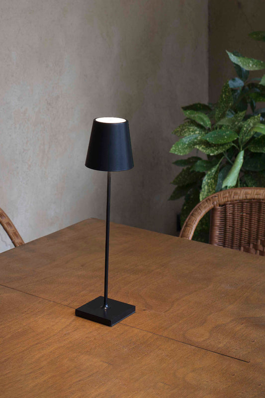 Lámpara portátil TOC 380 negro FARO 70776 en ambiente de jardín exterior: faro LED de aluminio con batería recargable, touch system para iluminación sobremesa en terraza