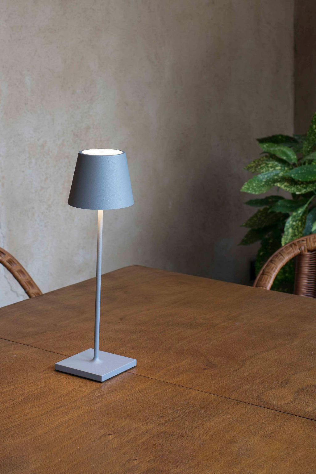 Lámpara portátil TOC 380 gris FARO 70777 en ambiente exterior de jardín y terraza, luminaria de aluminio IP54 con batería recargable para iluminación portátil