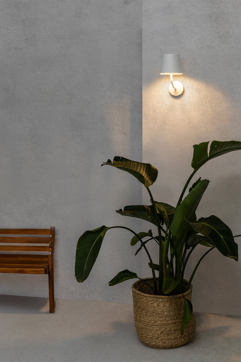 Aplique exterior TOC blanco FARO 70780 en ambiente de jardín o terraza, luminaria LED de superficie IP65 para exteriores, colección 730