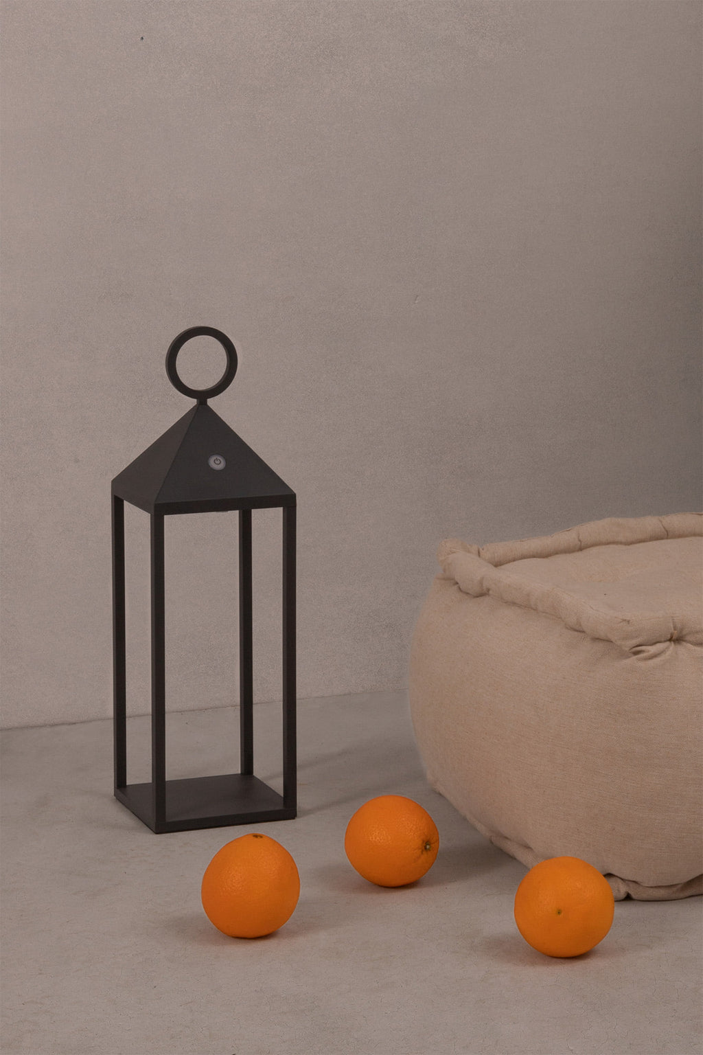 Lámpara portátil ARGUS gris oscuro modelo 70784 de FARO en ambiente exterior de jardín y terraza, luminaria superficie de aluminio con batería recargable