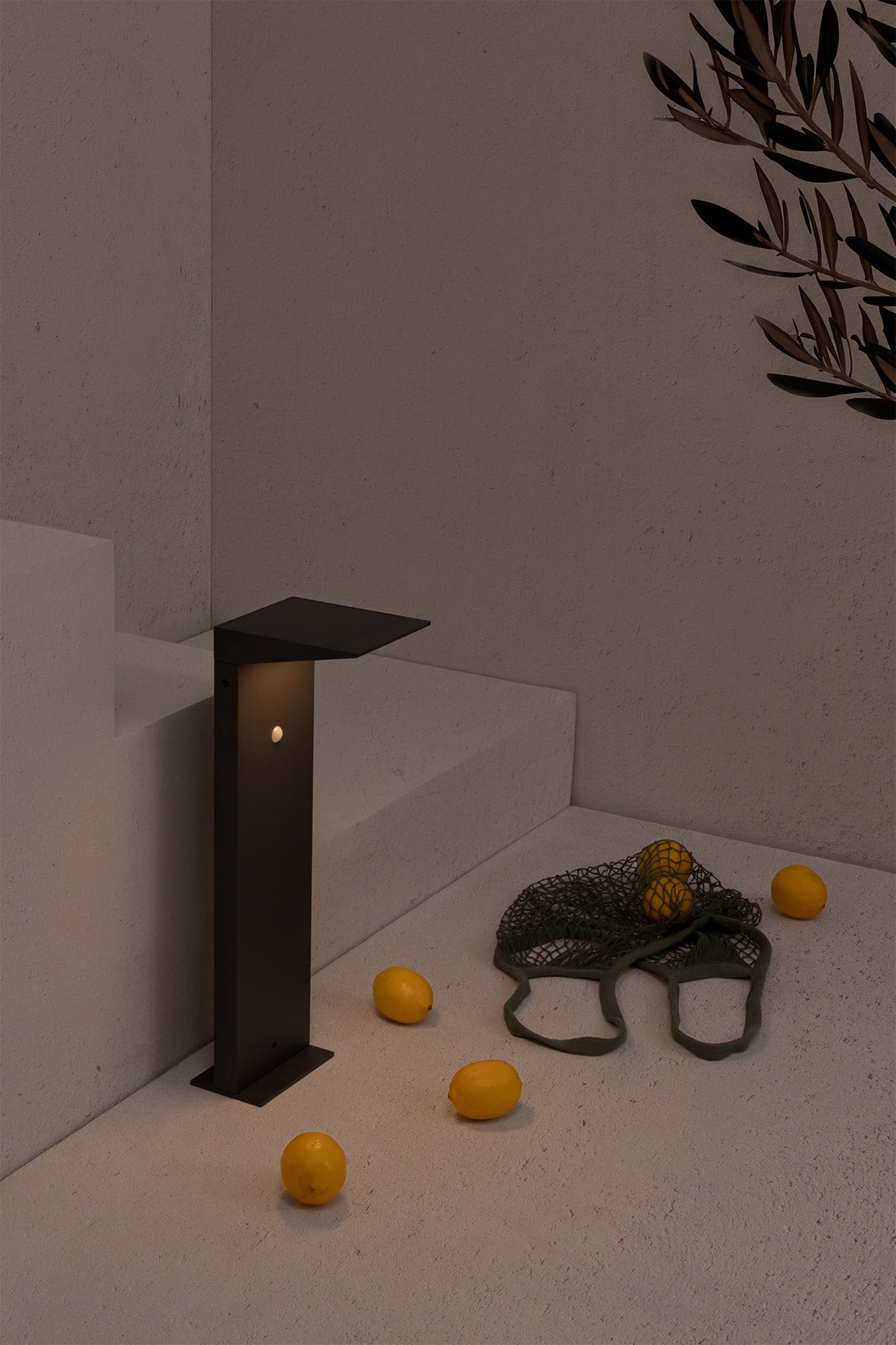 Baliza solar SOLEIL gris oscuro modelo 70785 faro de jardín exterior en aluminio con sensor de movimiento, luminaria superficial LED solar para iluminación nocturna en entornos residenciales